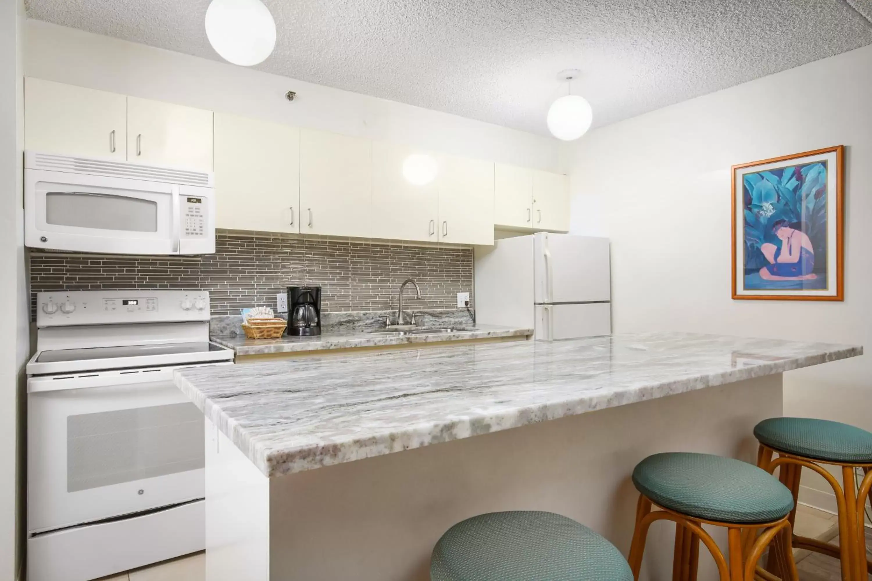 Kitchen or kitchenette, Kitchen/Kitchenette in Aston at the Waikiki Banyan