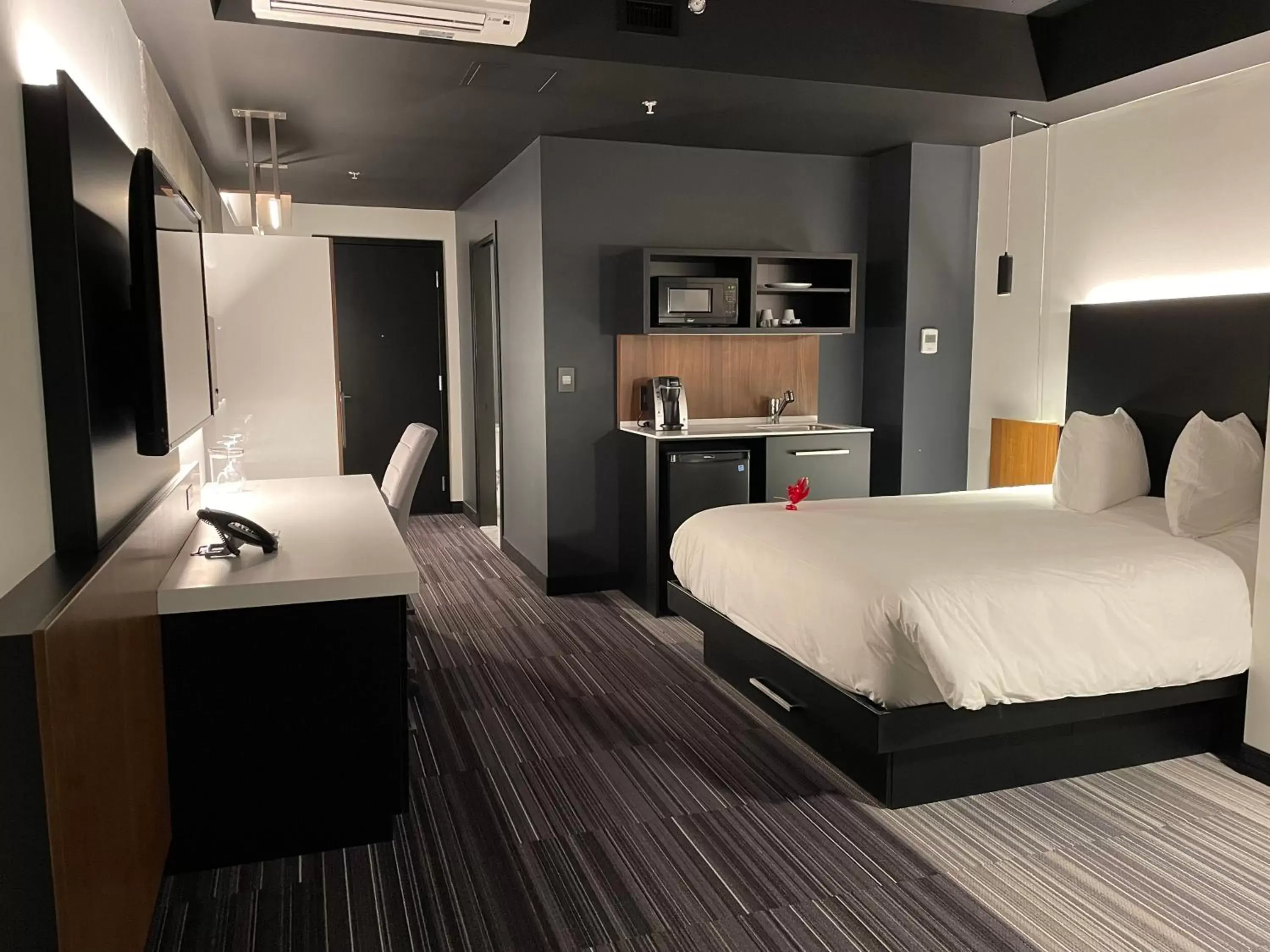 Bed in Grand Times Hotel Laval - Centropolis