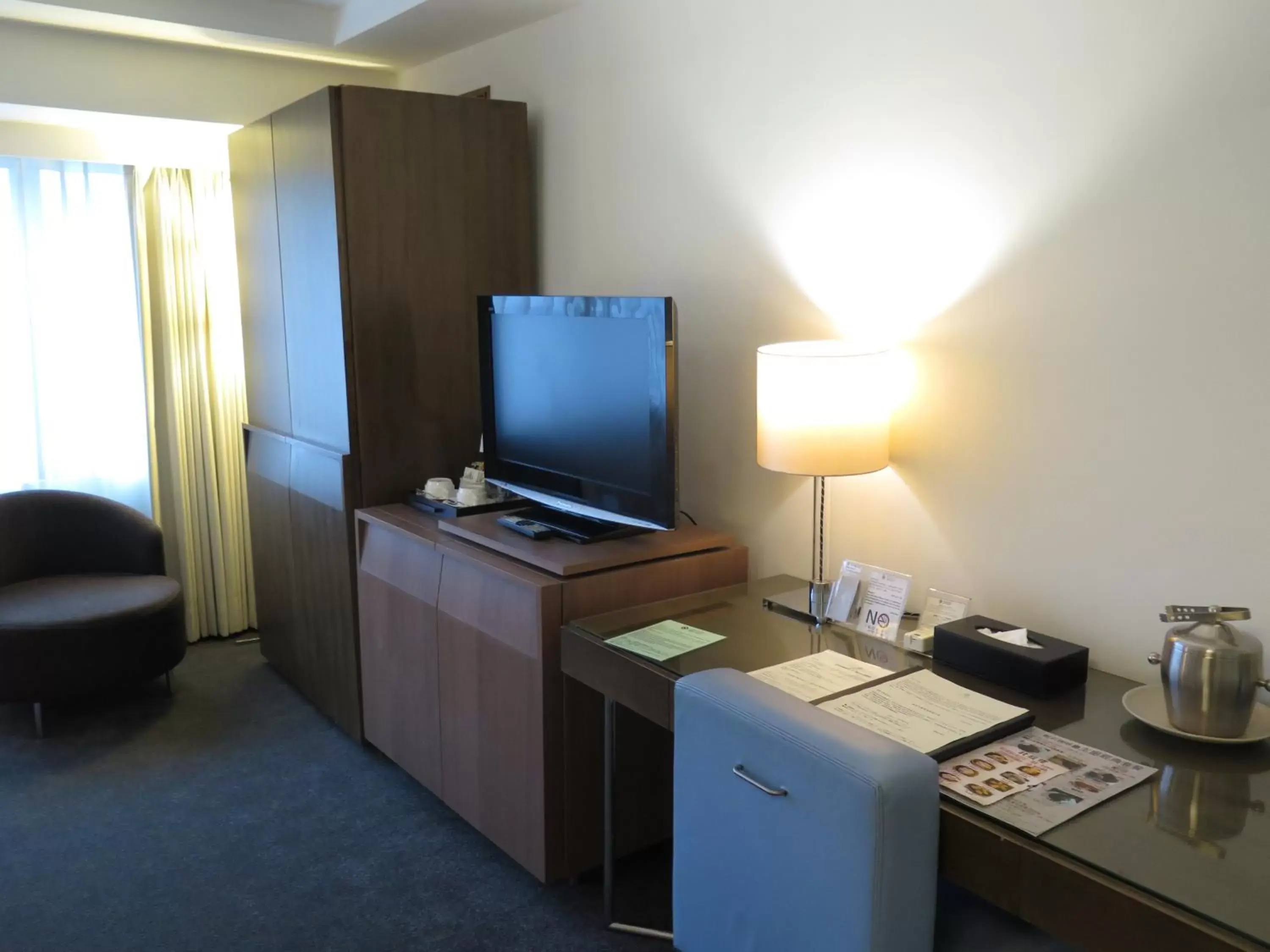 Photo of the whole room, TV/Entertainment Center in United Hotel