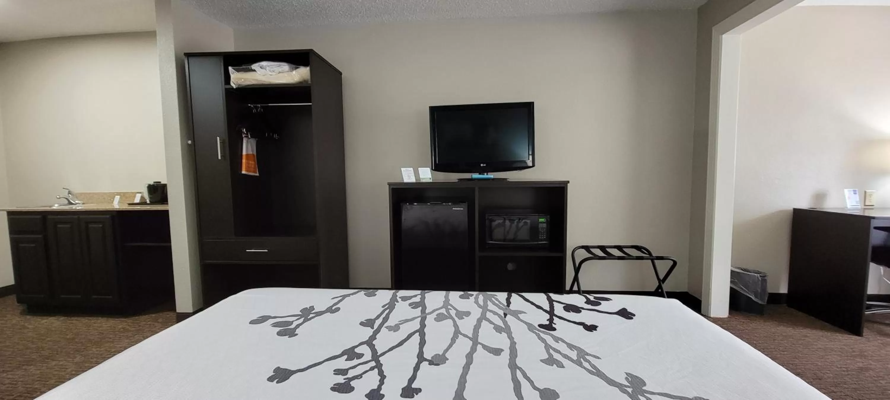 Bedroom, Bed in Sleep Inn & Suites