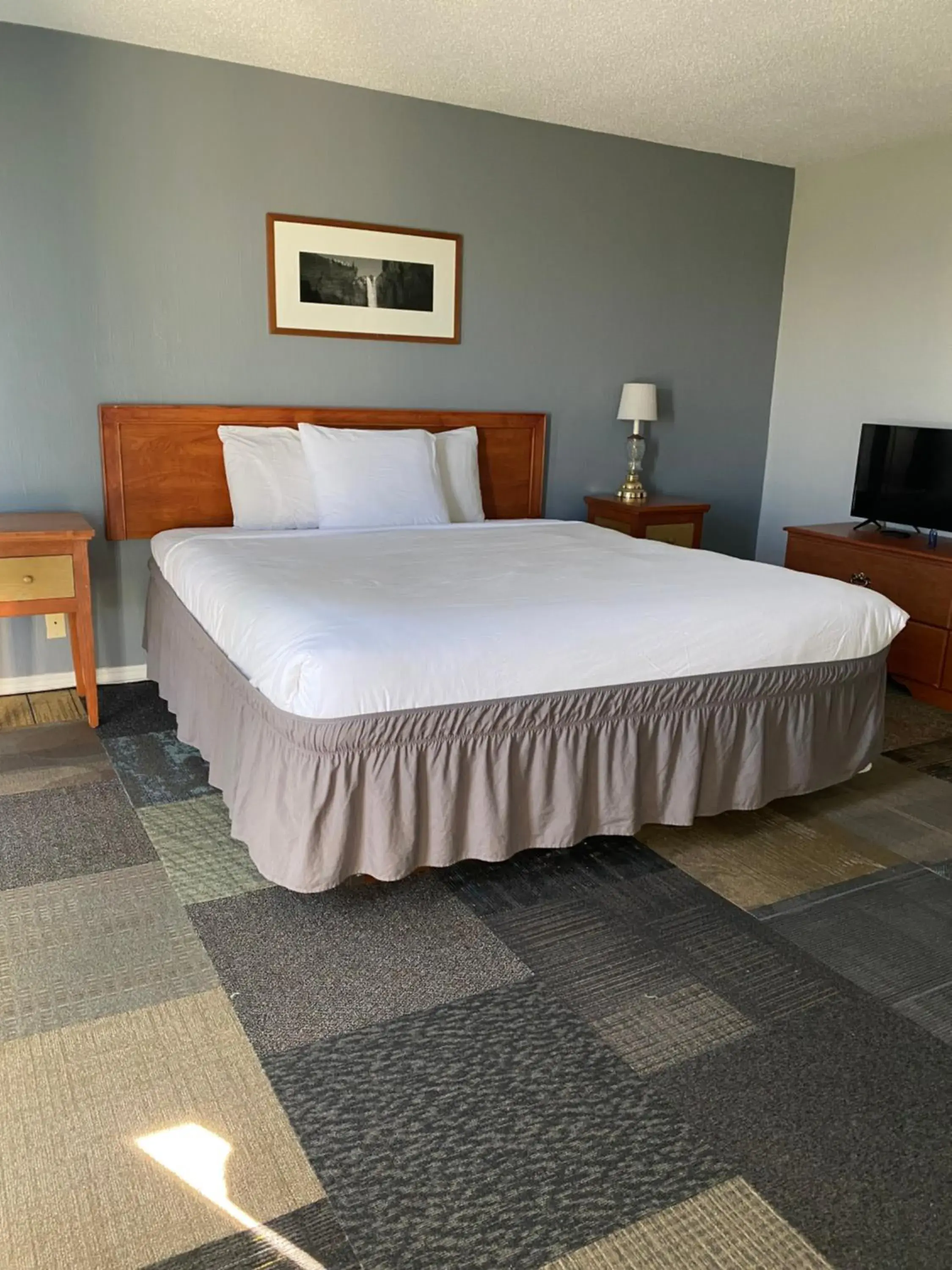 Bed in Ocean Shores Inn & Suites