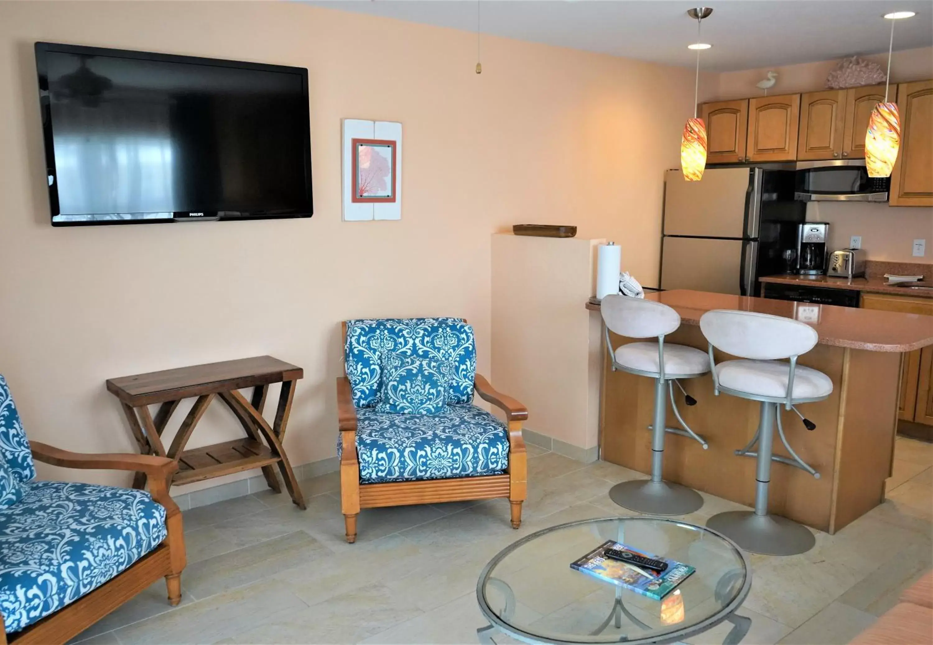 Kitchen or kitchenette, TV/Entertainment Center in Glunz Ocean Beach Hotel and Resort