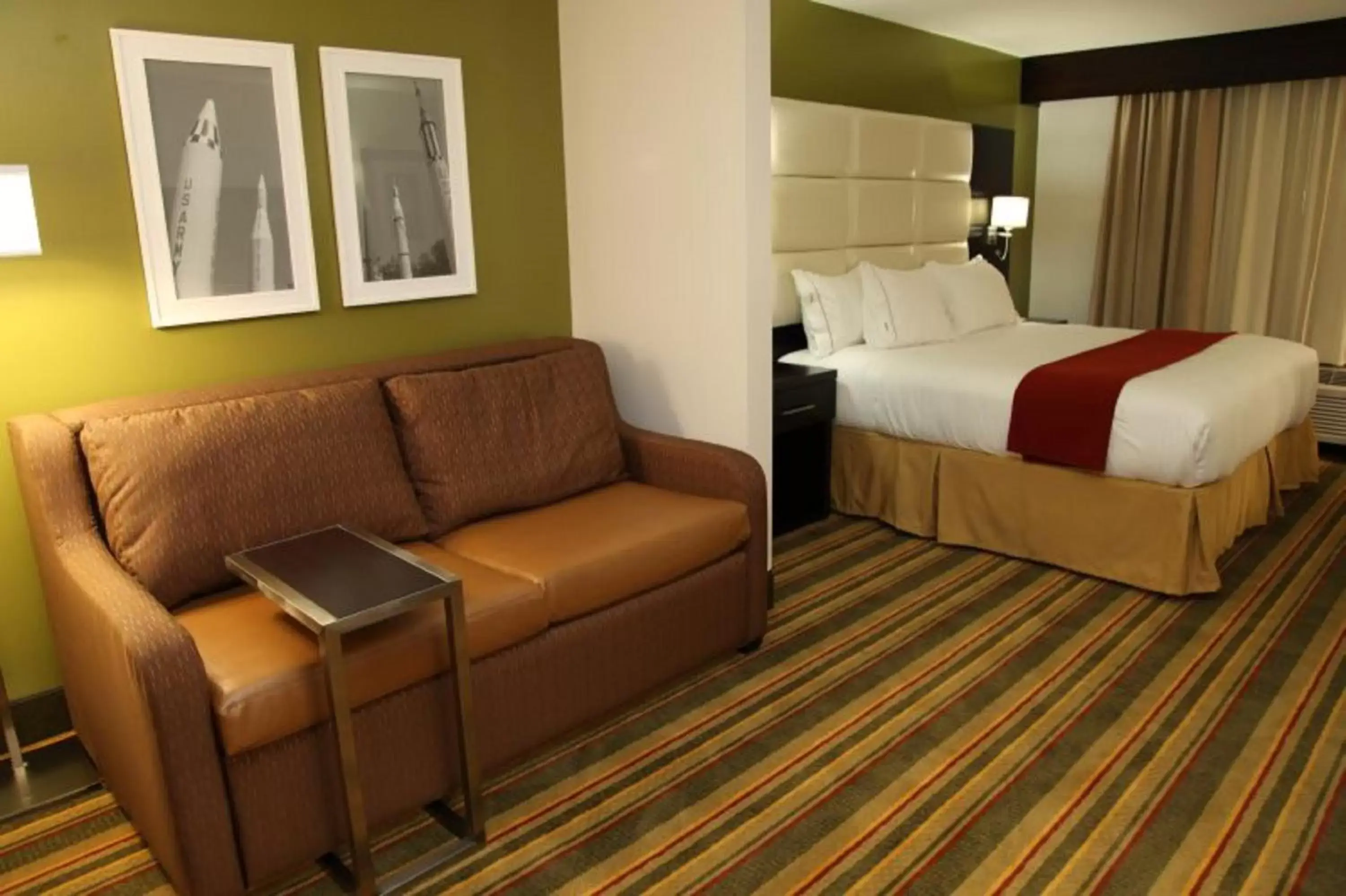 Photo of the whole room, Bed in Holiday Inn Express & Suites - Huntsville Airport, an IHG Hotel