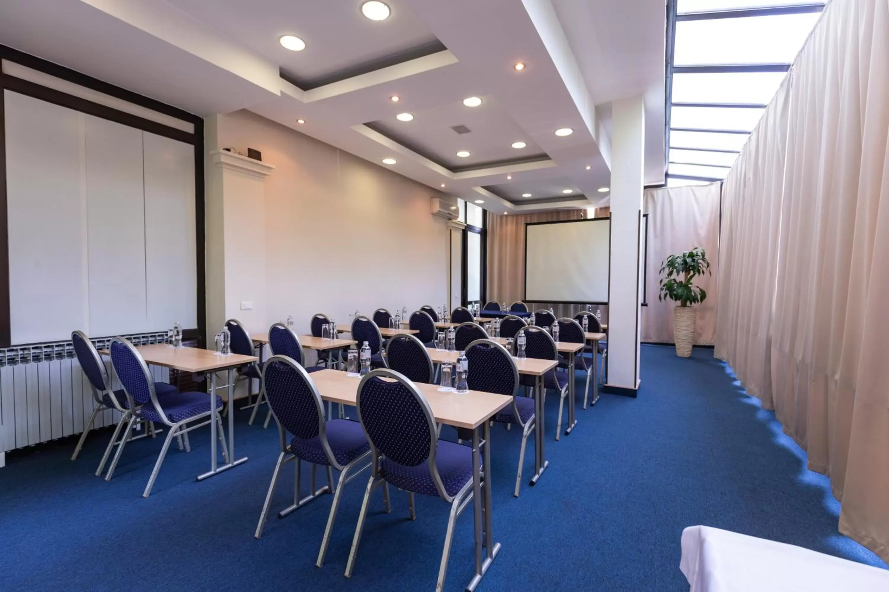 Business facilities in Hotel M