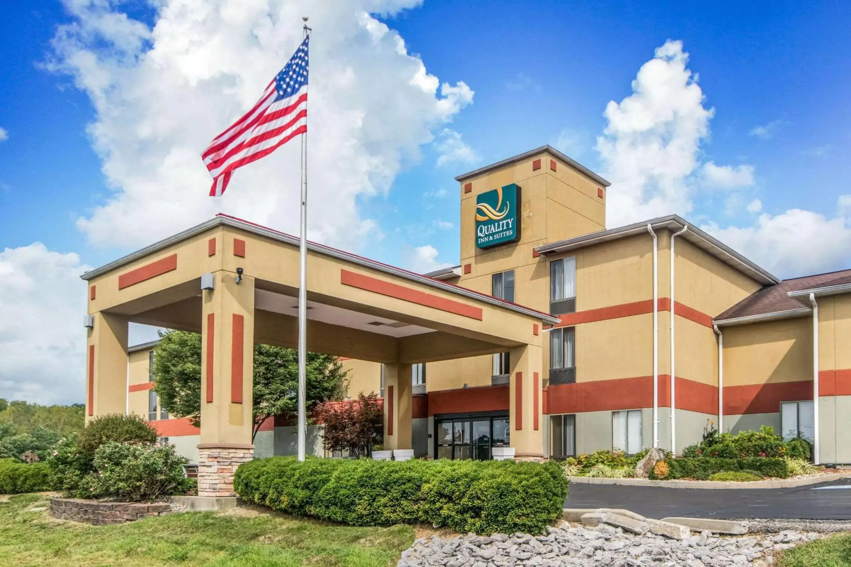Property building in Quality Inn & Suites Lawrenceburg Property building in Quality Inn & Suites Lawrenceburg
