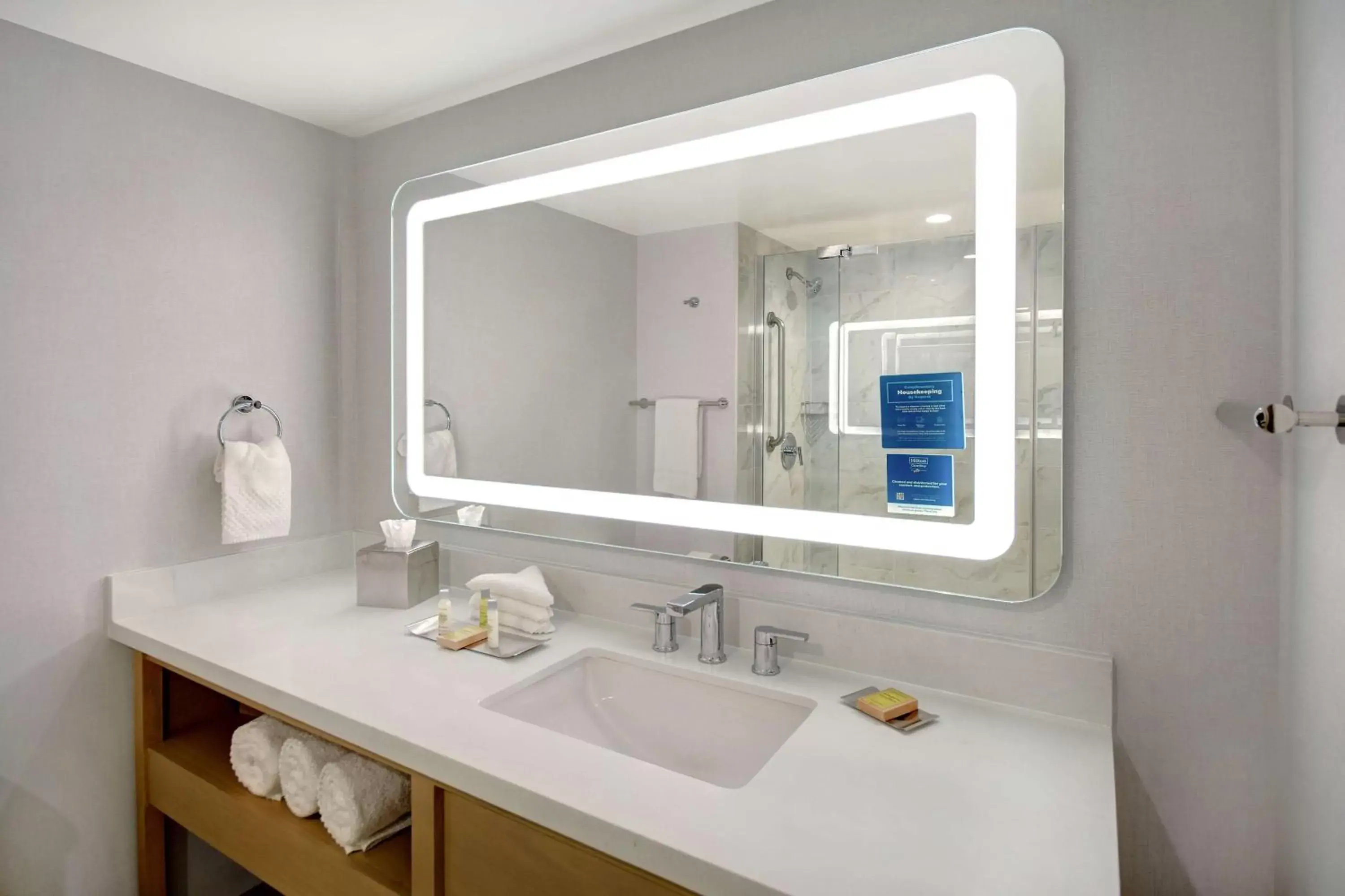 Bathroom in DoubleTree by Hilton LAX - El Segundo