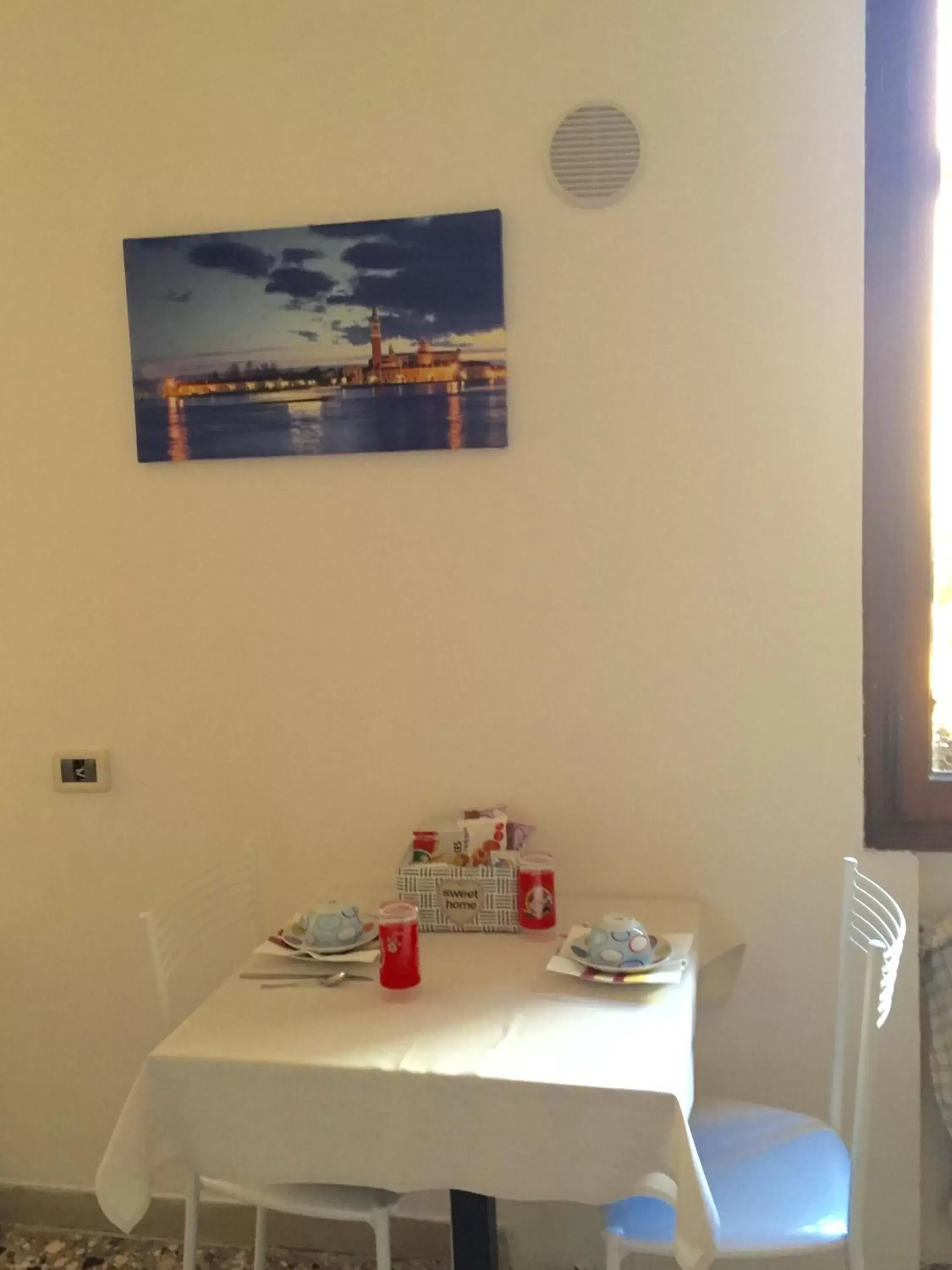 Dining area, TV/Entertainment Center in B&B Ca' Dor