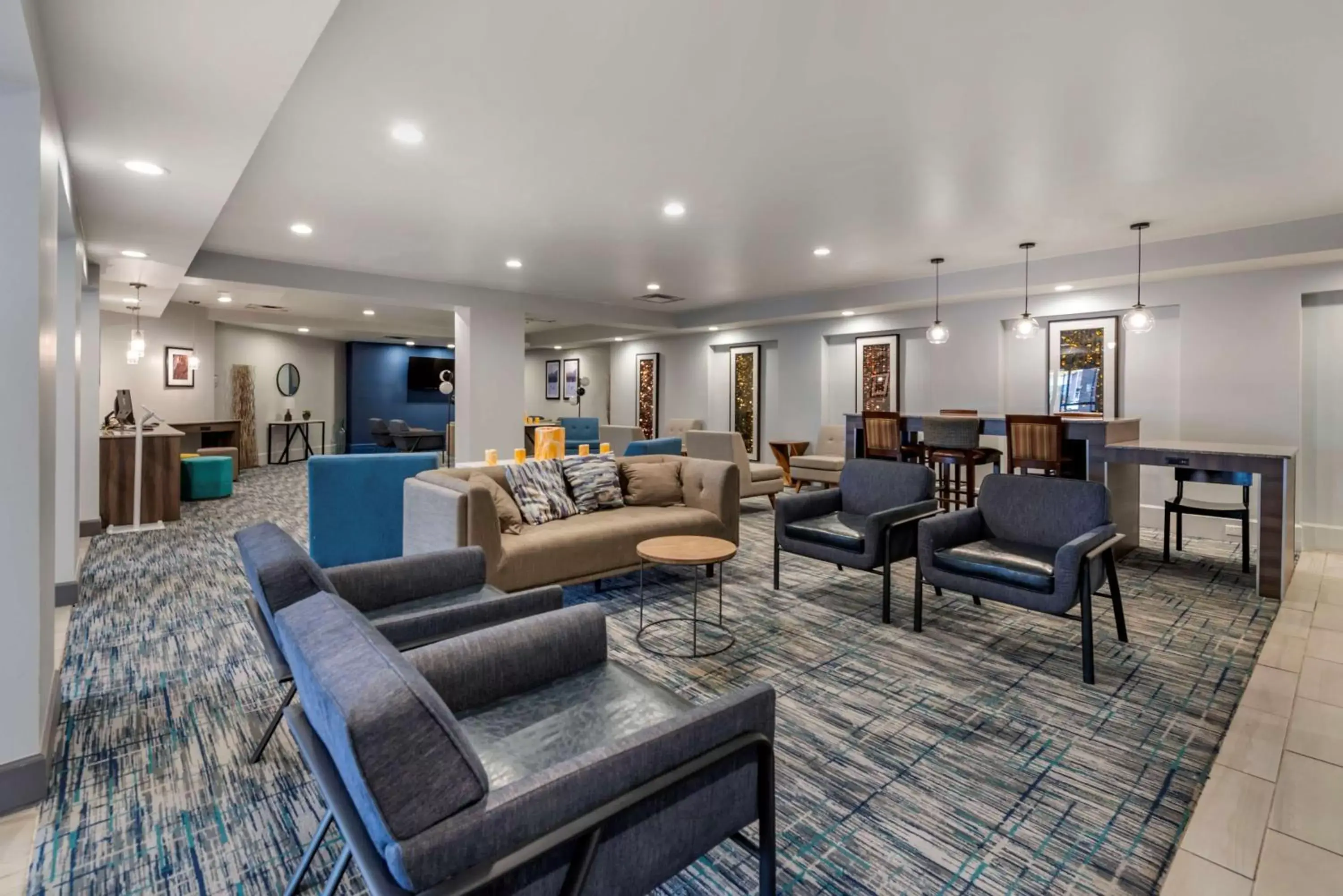 Lobby or reception, Lounge/Bar in Best Western Premier Denver East