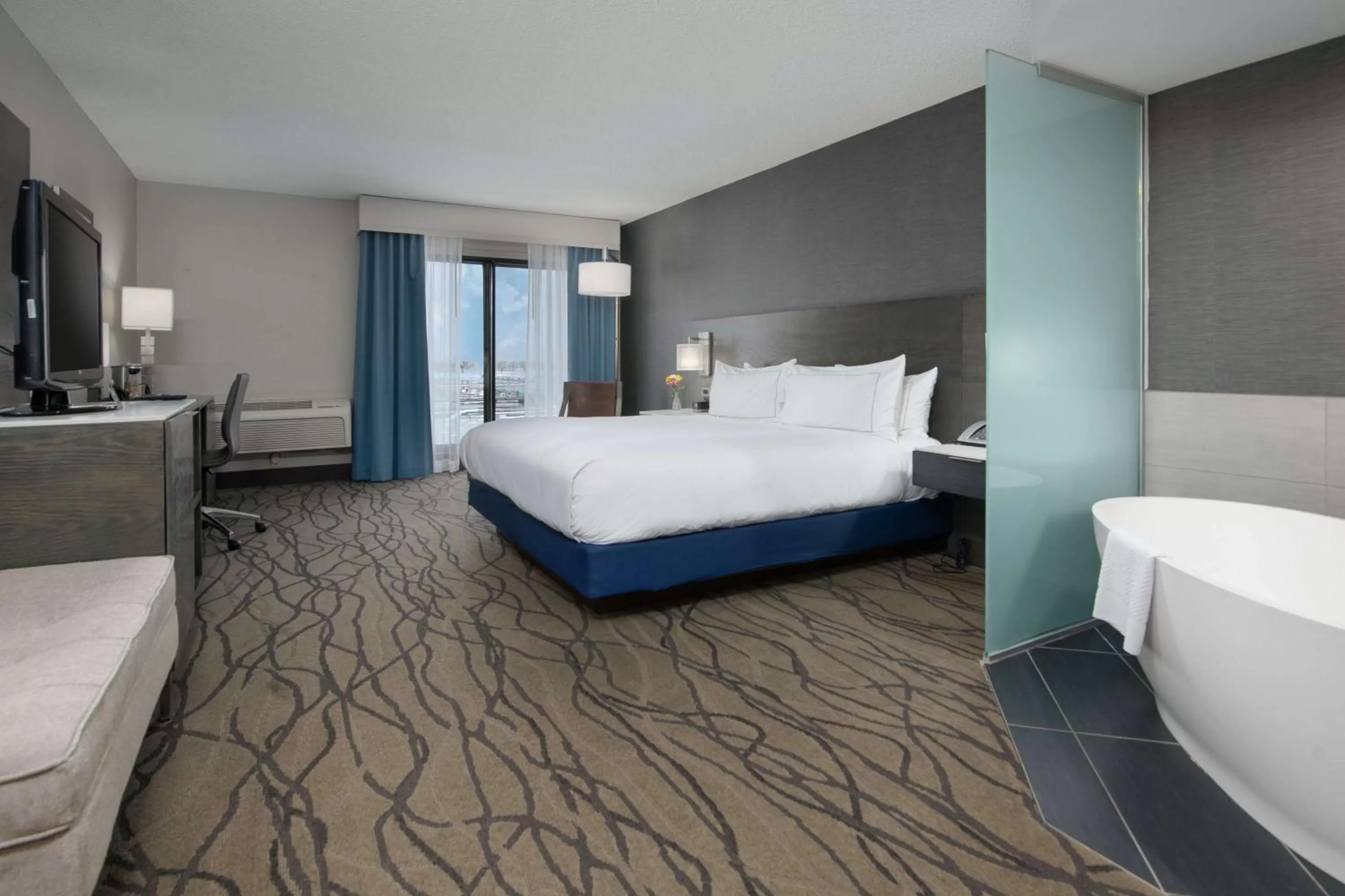 Bed in DoubleTree by Hilton Racine Harbourwalk