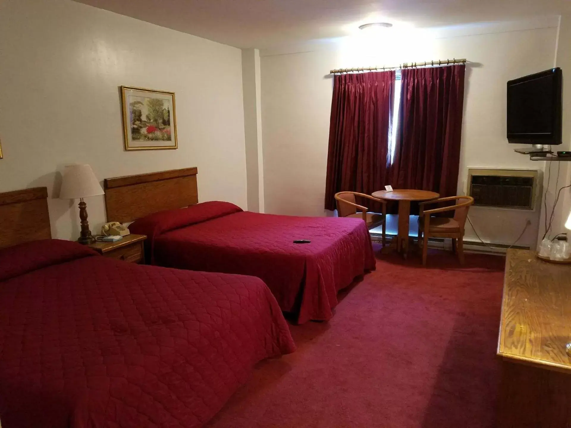 Property building, Bed in Woonsocket Motor Inn