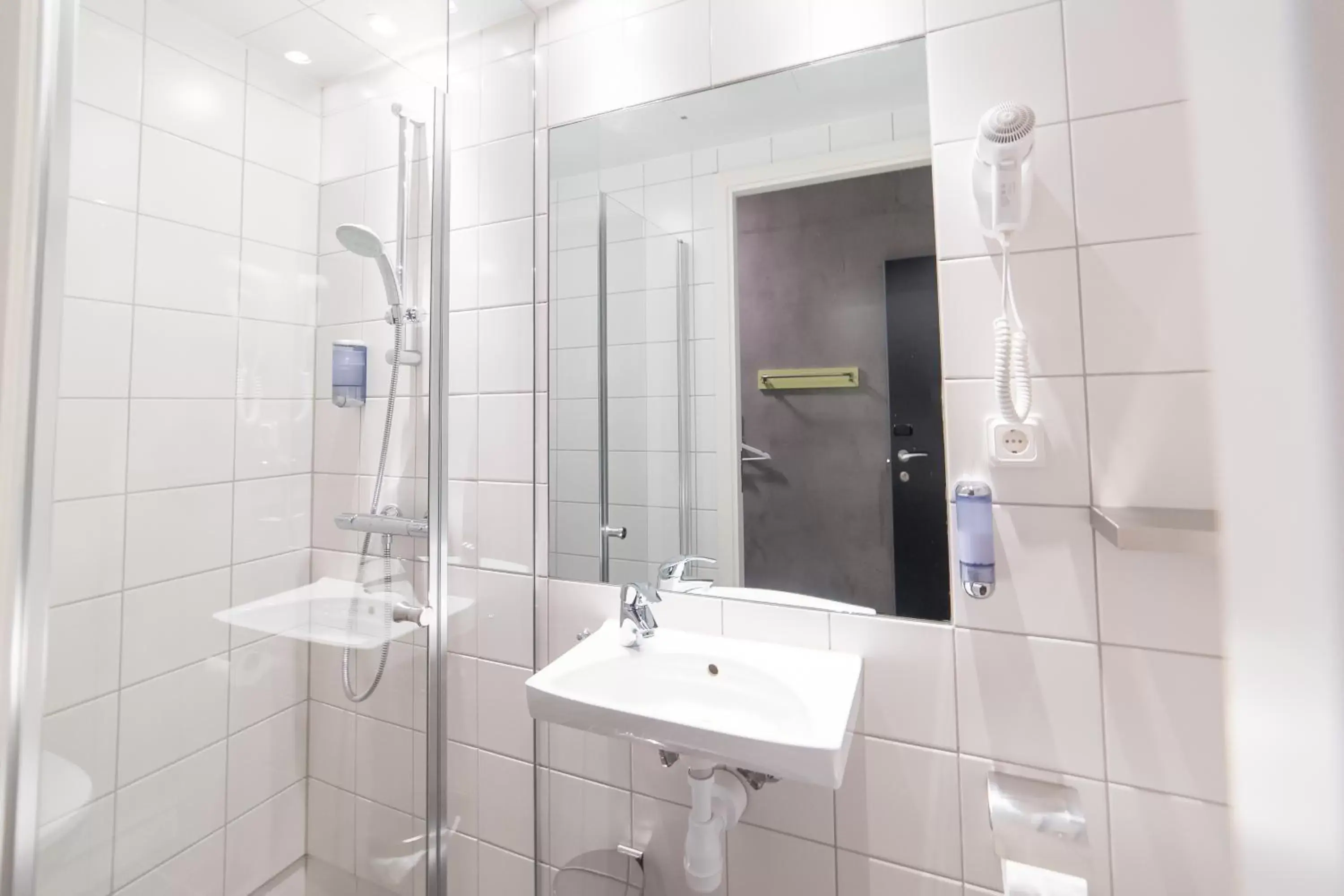 Shower, Bathroom in Smarthotel Tromsø
