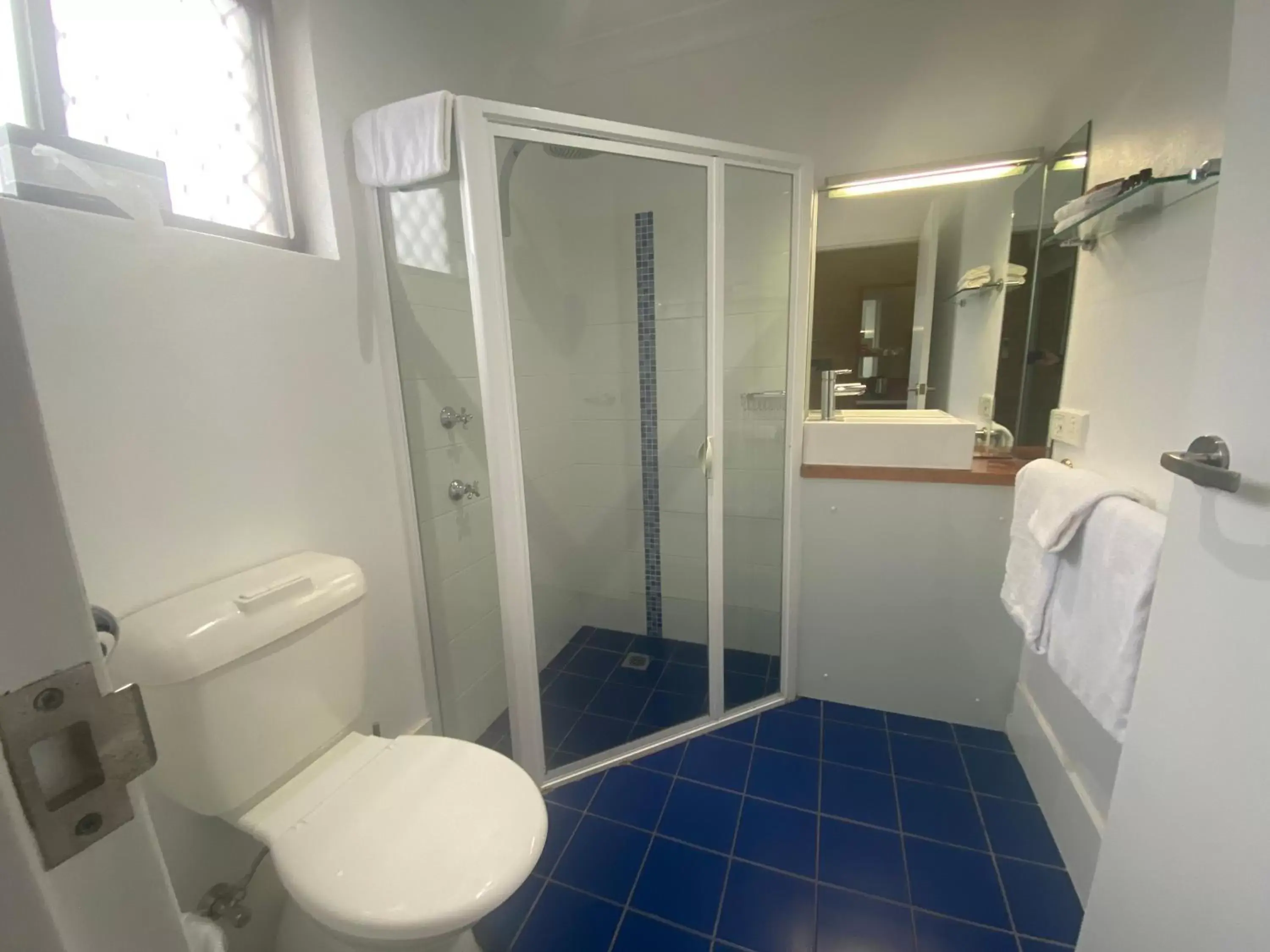 Bathroom in Avaleen Lodge Motor Inn