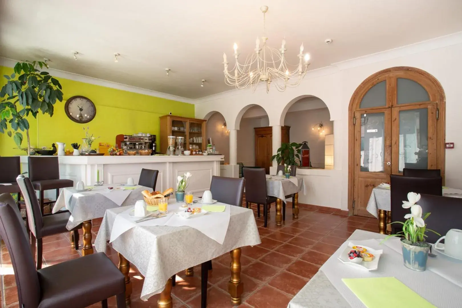 Buffet breakfast, Restaurant/Places to Eat in Logis Hotel L'Occitan