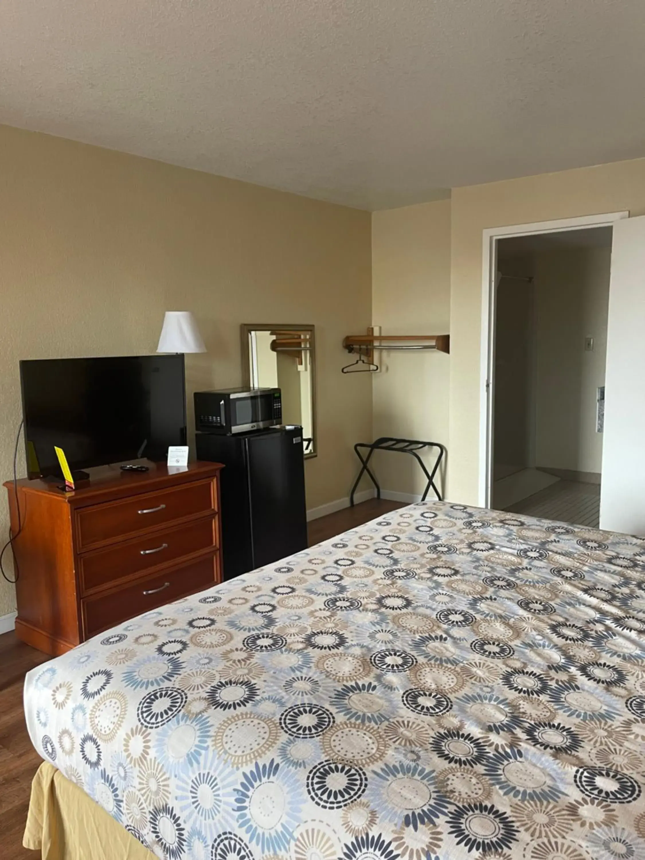 acessibility, Bed in Hole Inn the Wall Hotel - Sunset Plaza - Fort Walton Beach