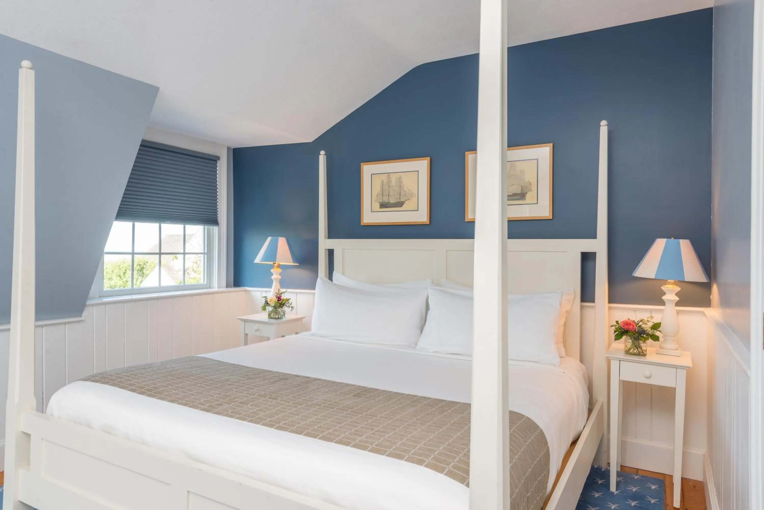 Bed in Breakwater Inn