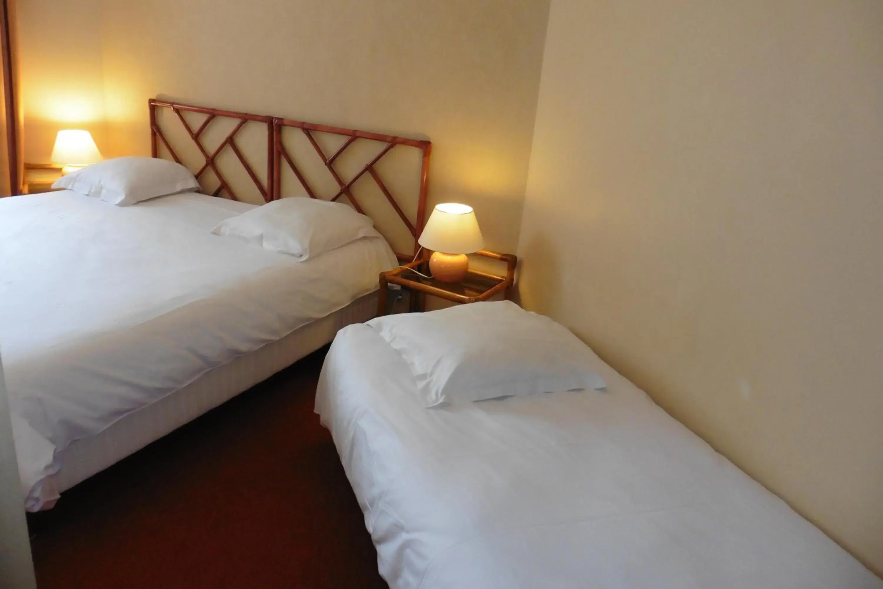 Bed in Hotel de l'Orme, Akena