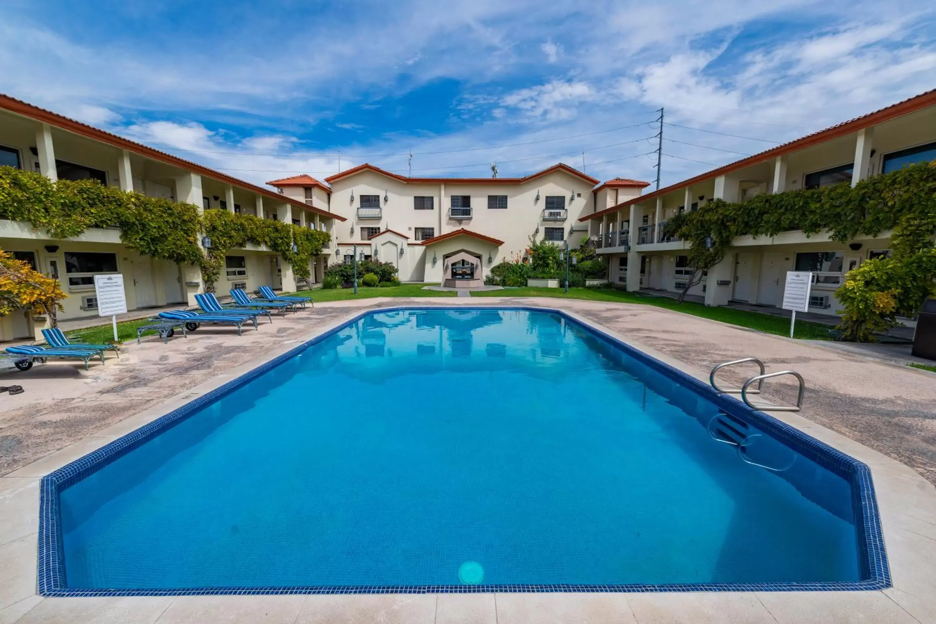 Swimming Pool in Quinta Dorada Hotel & Suites