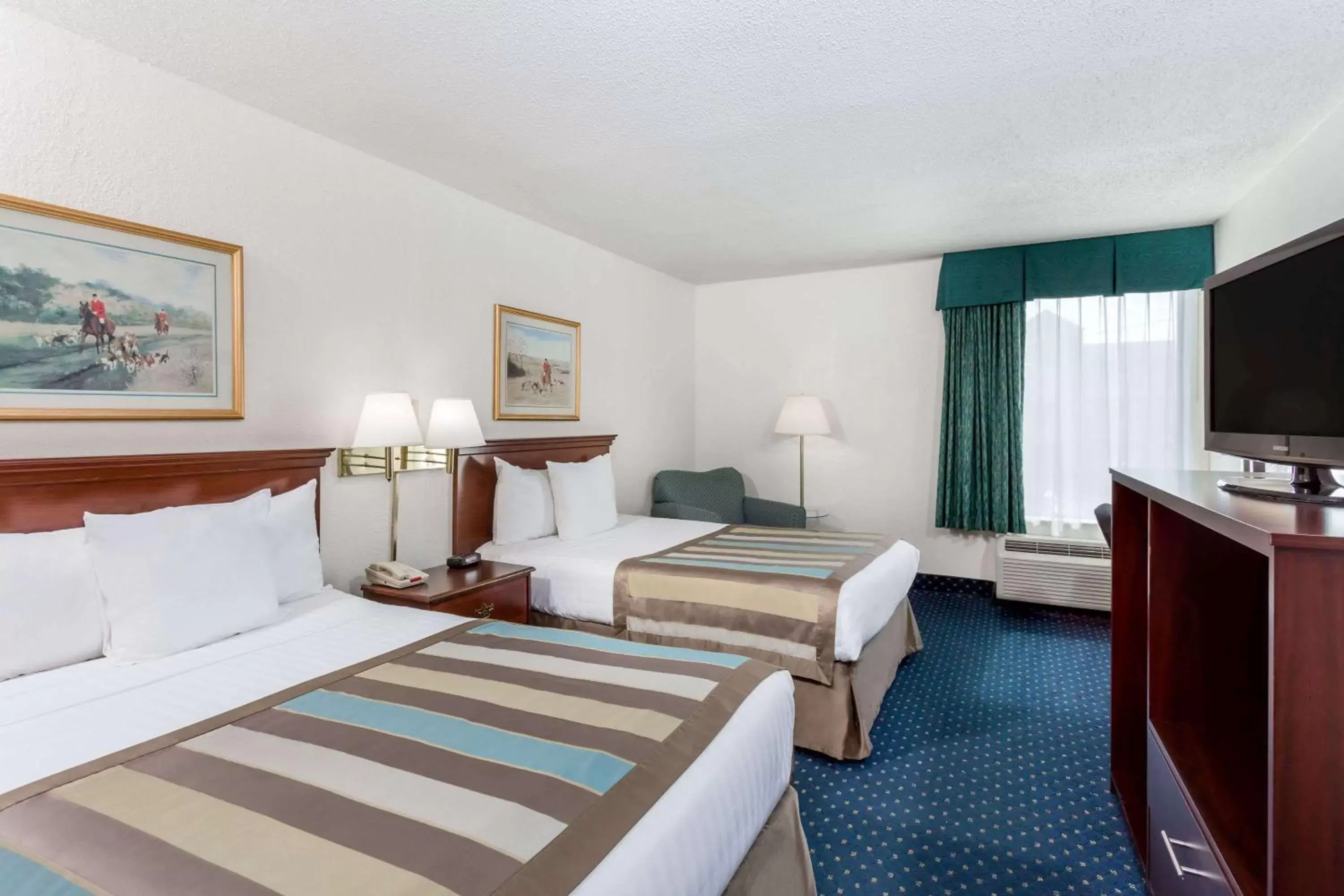 Photo of the whole room, Bed in Baymont by Wyndham Greensboro/Coliseum