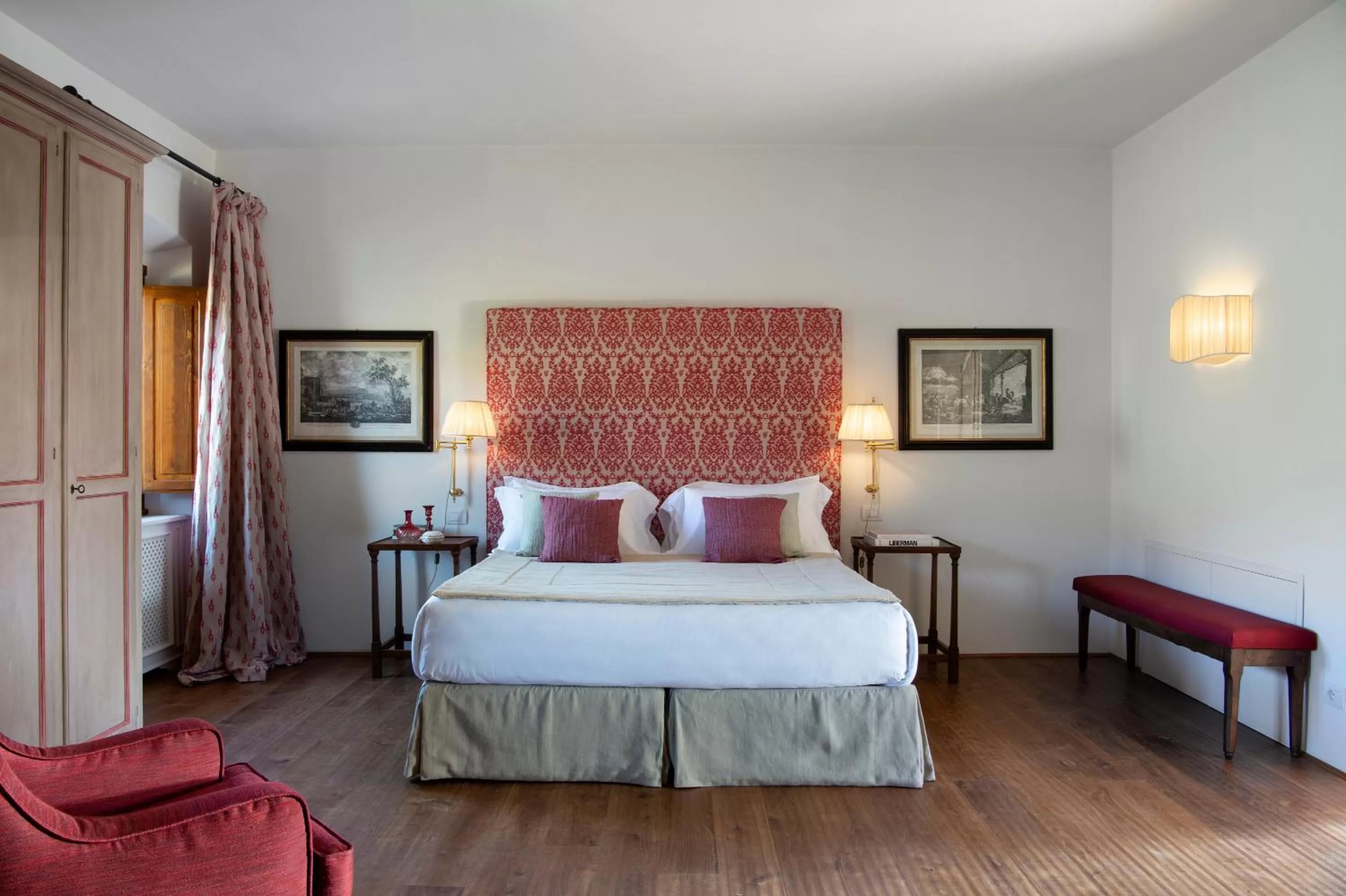 Bed in Viesca Toscana Suites & Villas