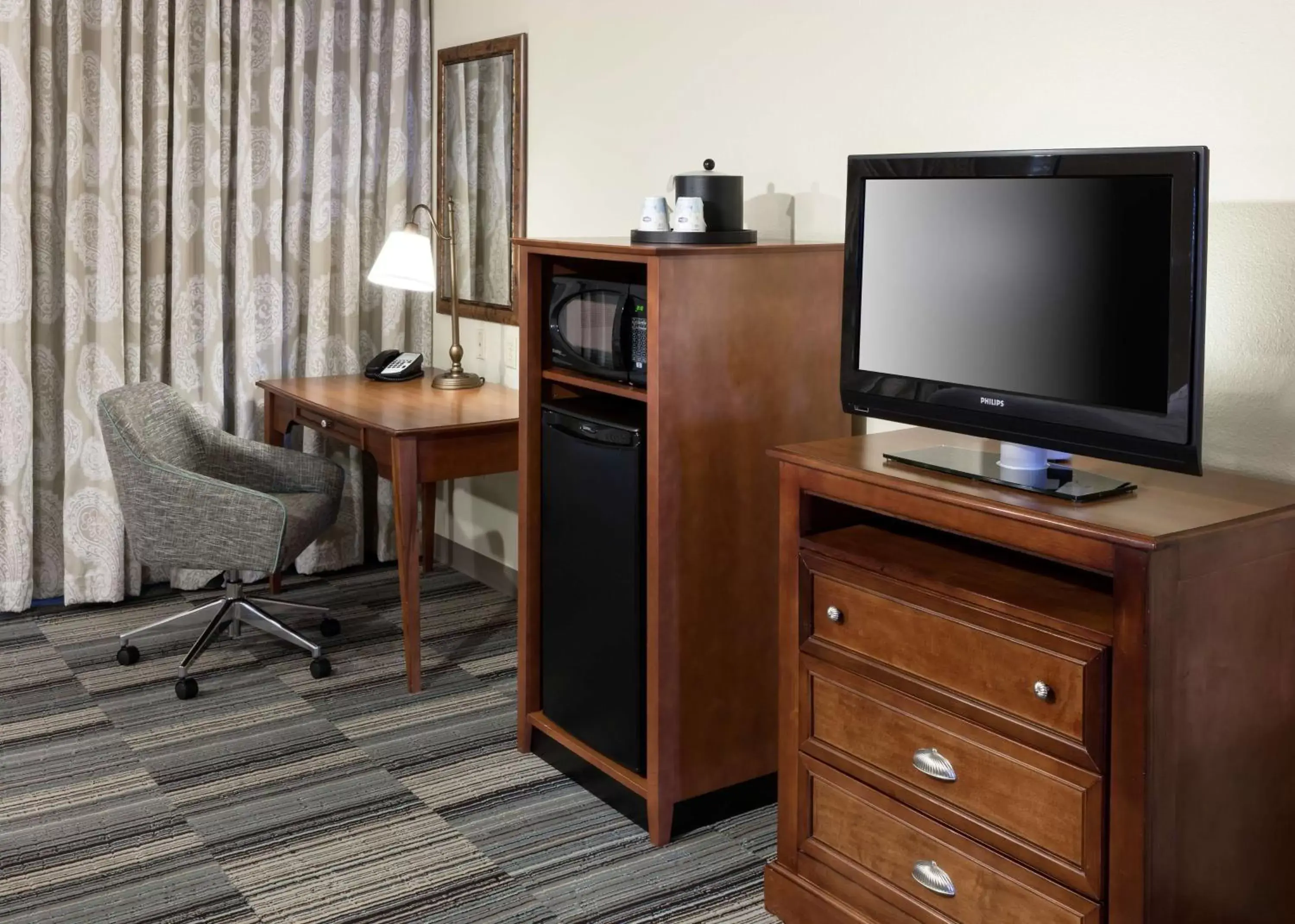 Bedroom, TV/Entertainment Center in Hampton Inn & Suites Colorado Springs/I-25 South