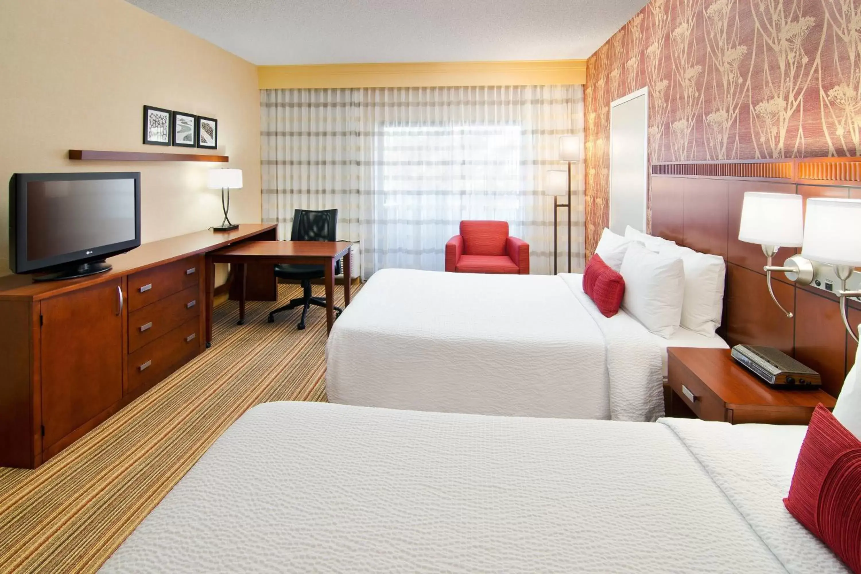 Photo of the whole room, Bed in Courtyard by Marriott Albuquerque Airport