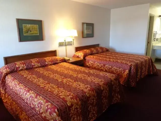Photo of the whole room, Bed in Windcrest Inn and Suites