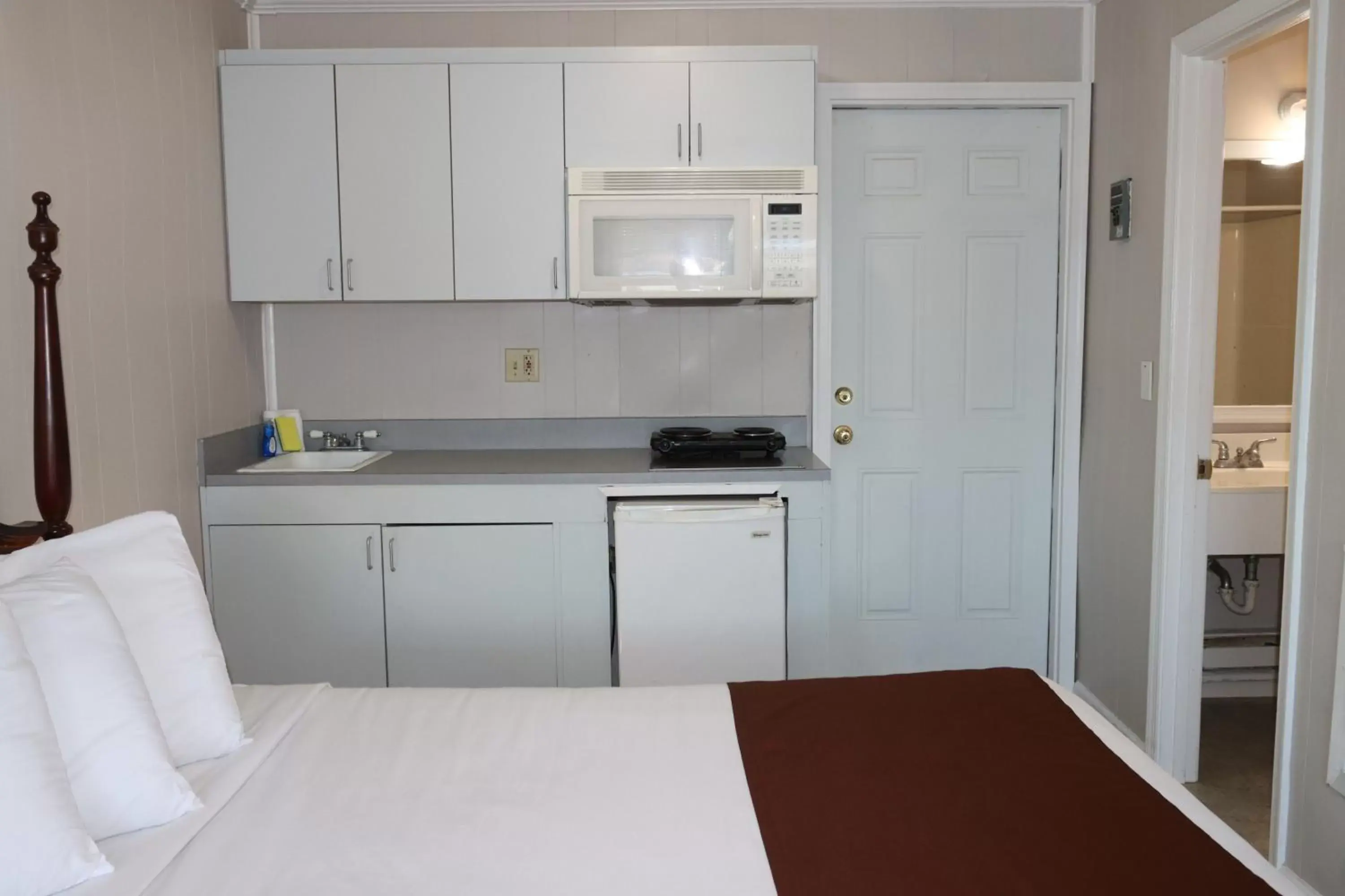 Kitchen/Kitchenette in The Burgundy Inn Hotel and Apartments