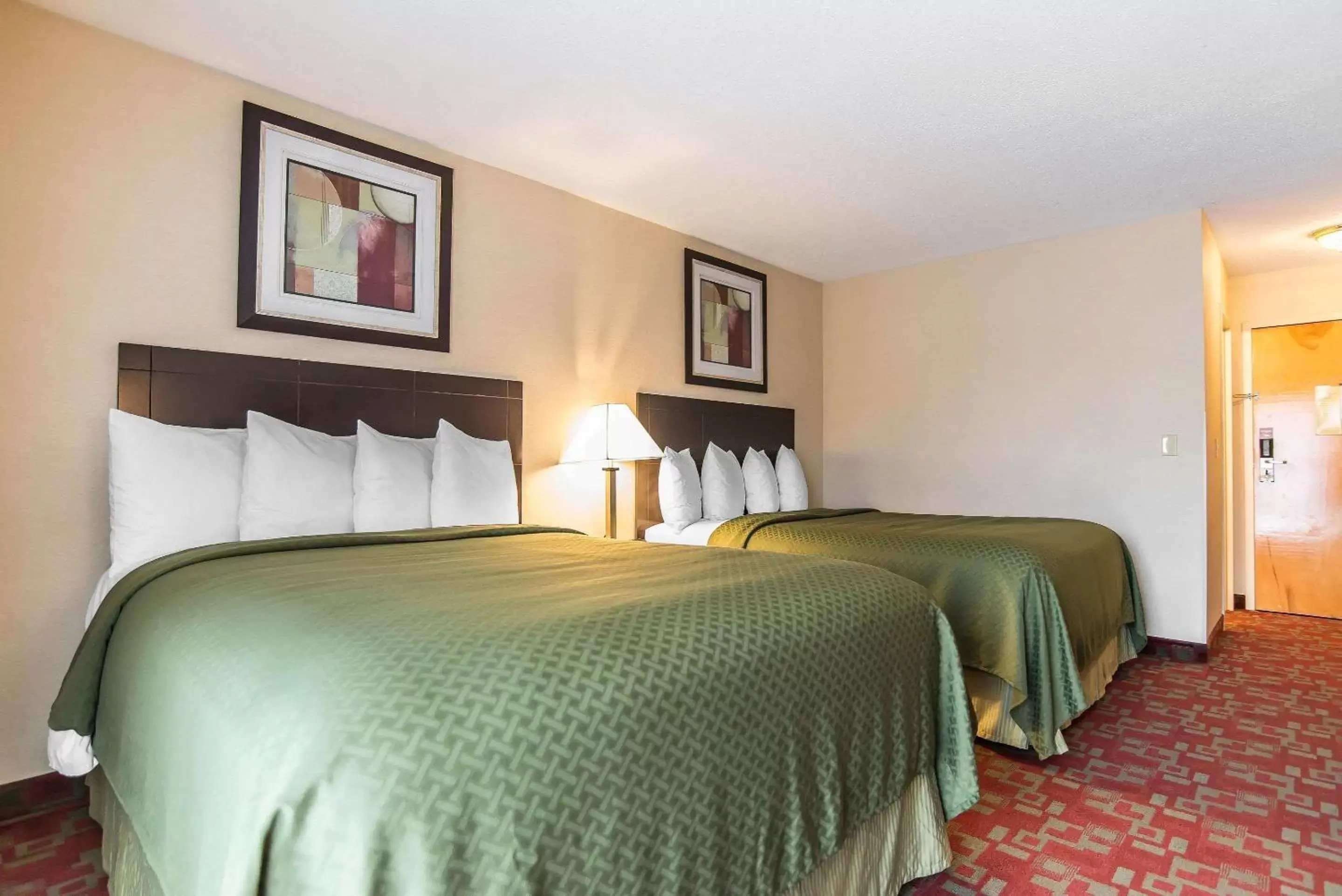 Photo of the whole room, Bed in Quality Inn Shelburne - Burlington