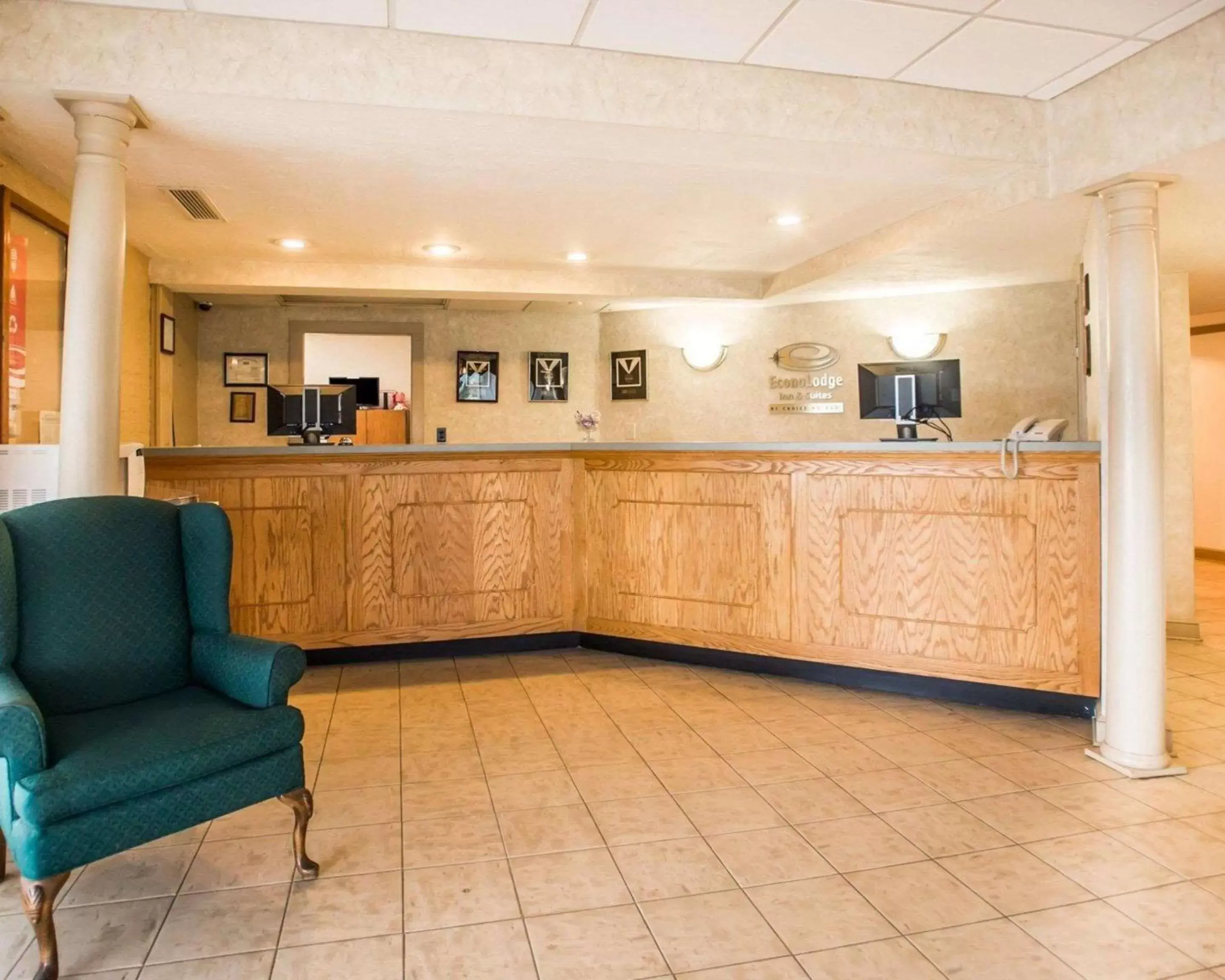 Lobby or reception in Econo Lodge Inn & Suites Shamokin Dam - Selinsgrove Lobby or reception in Econo Lodge Inn & Suites Shamokin Dam - Selinsgrove