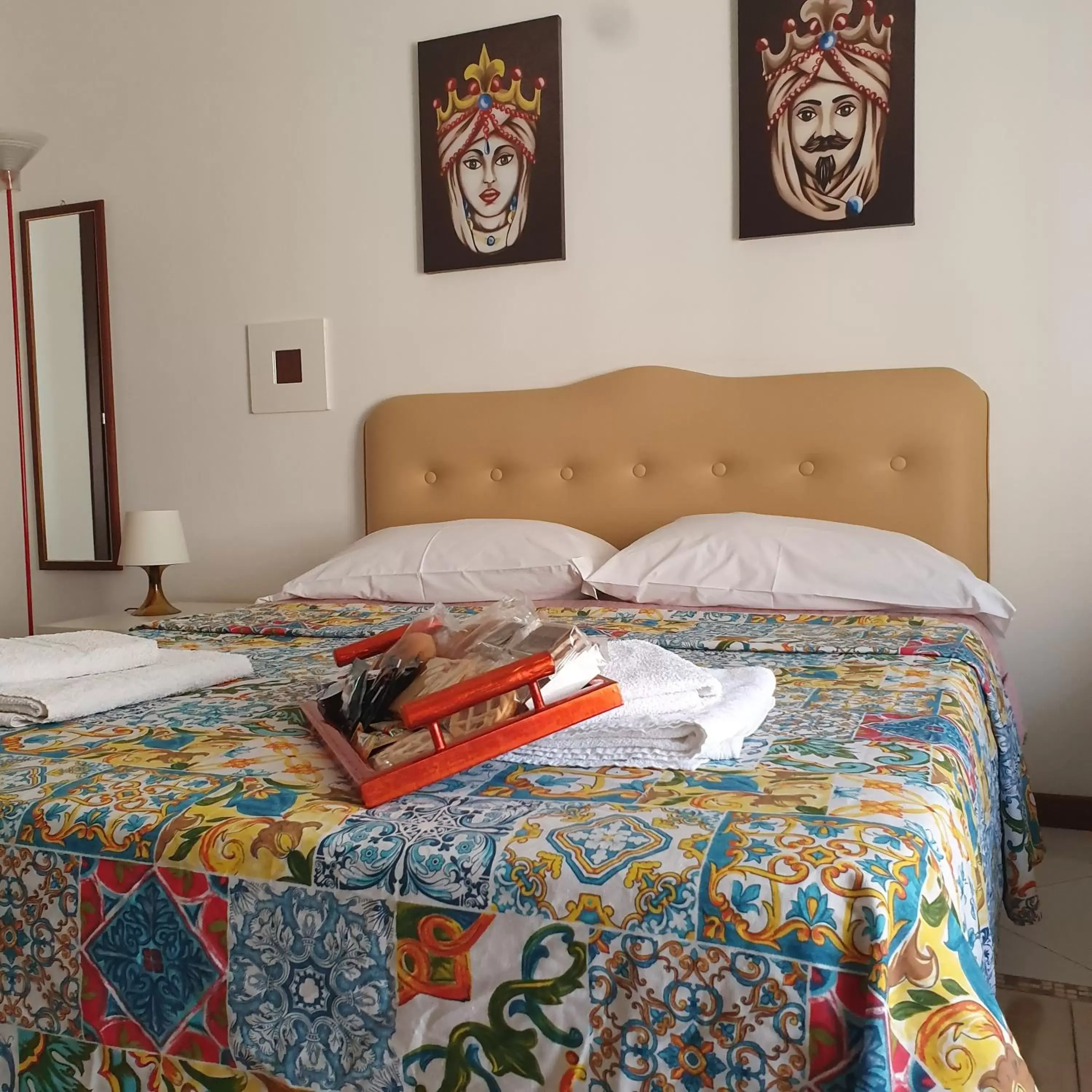 Photo of the whole room, Bed in Alba central City