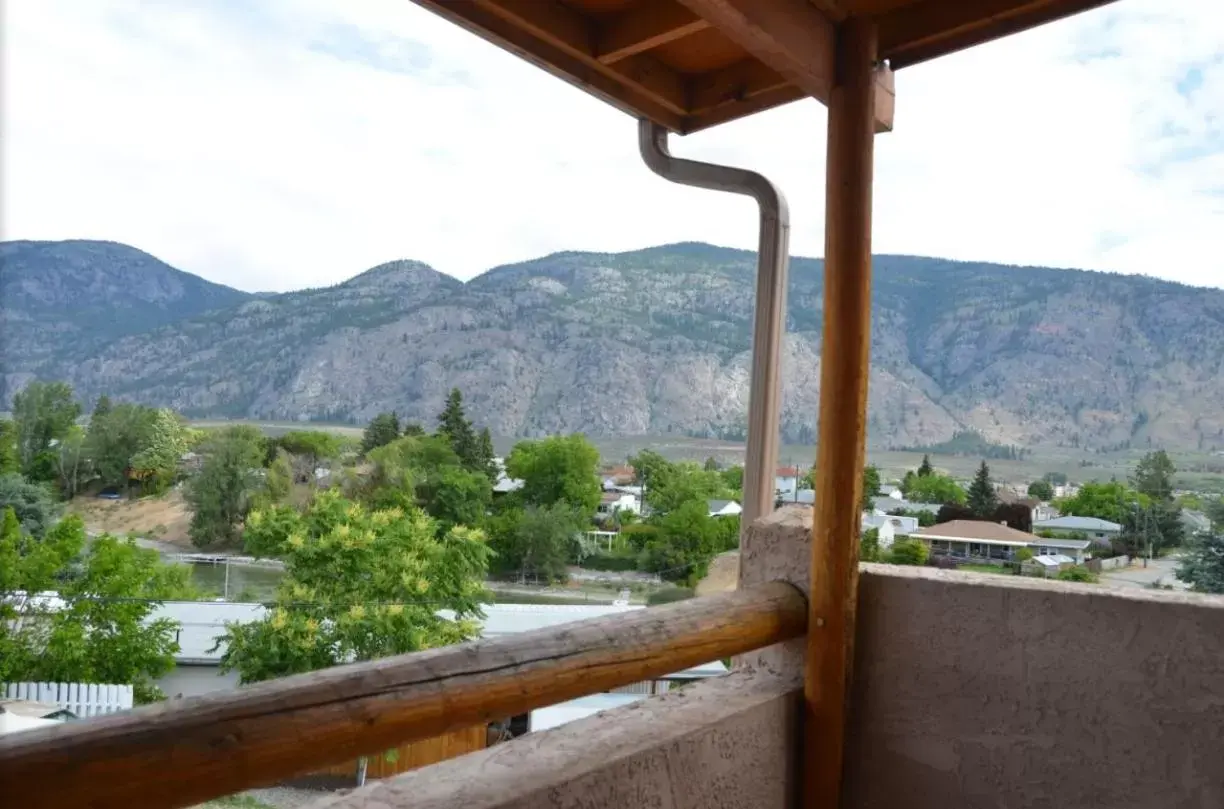 Balcony/Terrace, Mountain View in Avalon Inn