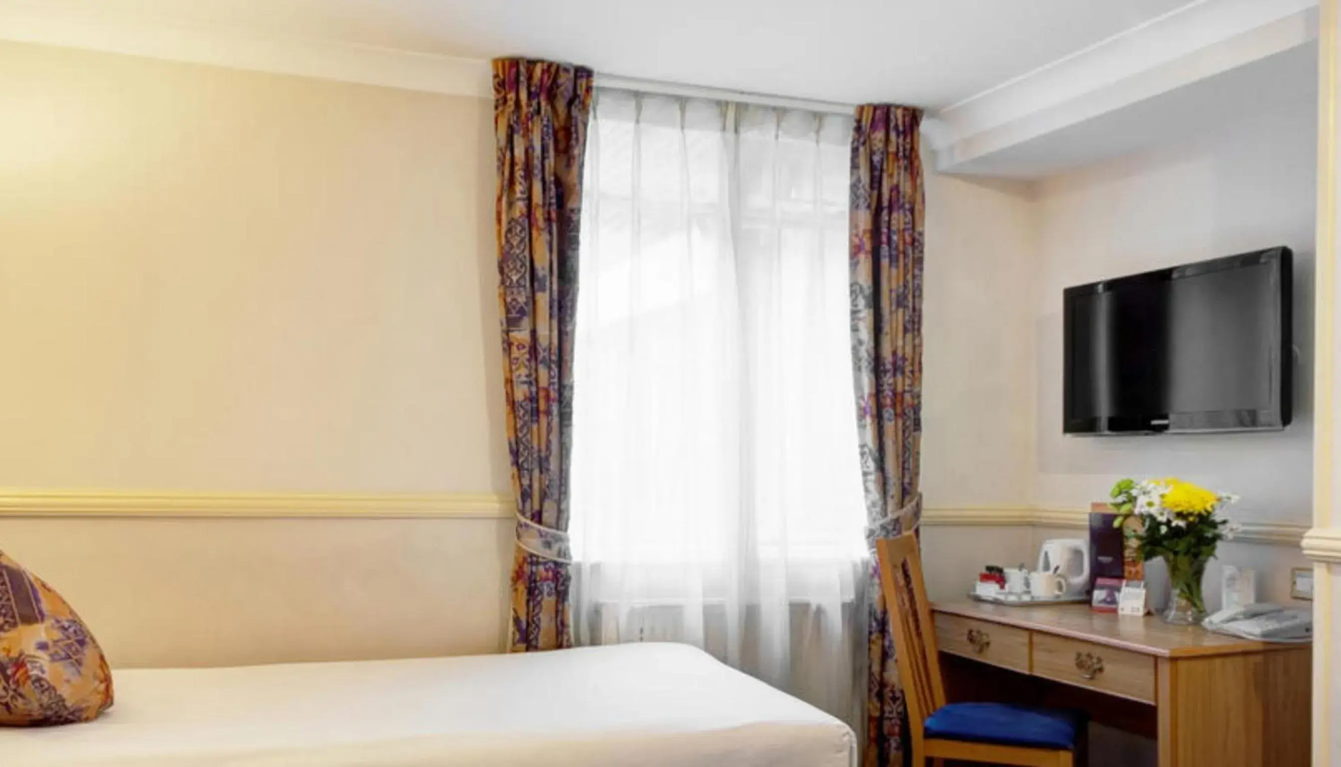 Photo of the whole room, Bed in Berjaya Eden Park London Hotel