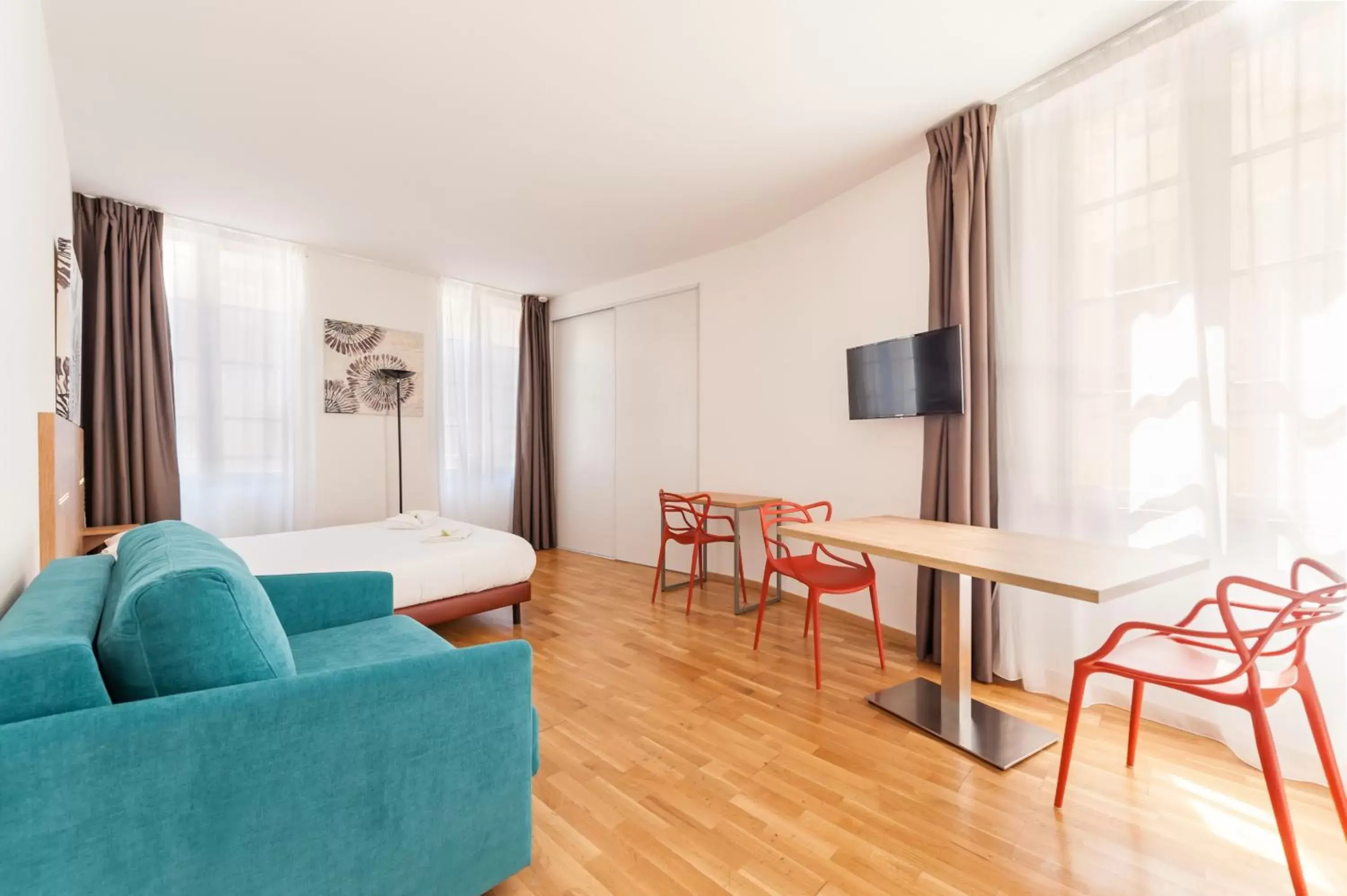 TV and multimedia, Seating Area in Residhotel Vieux Port