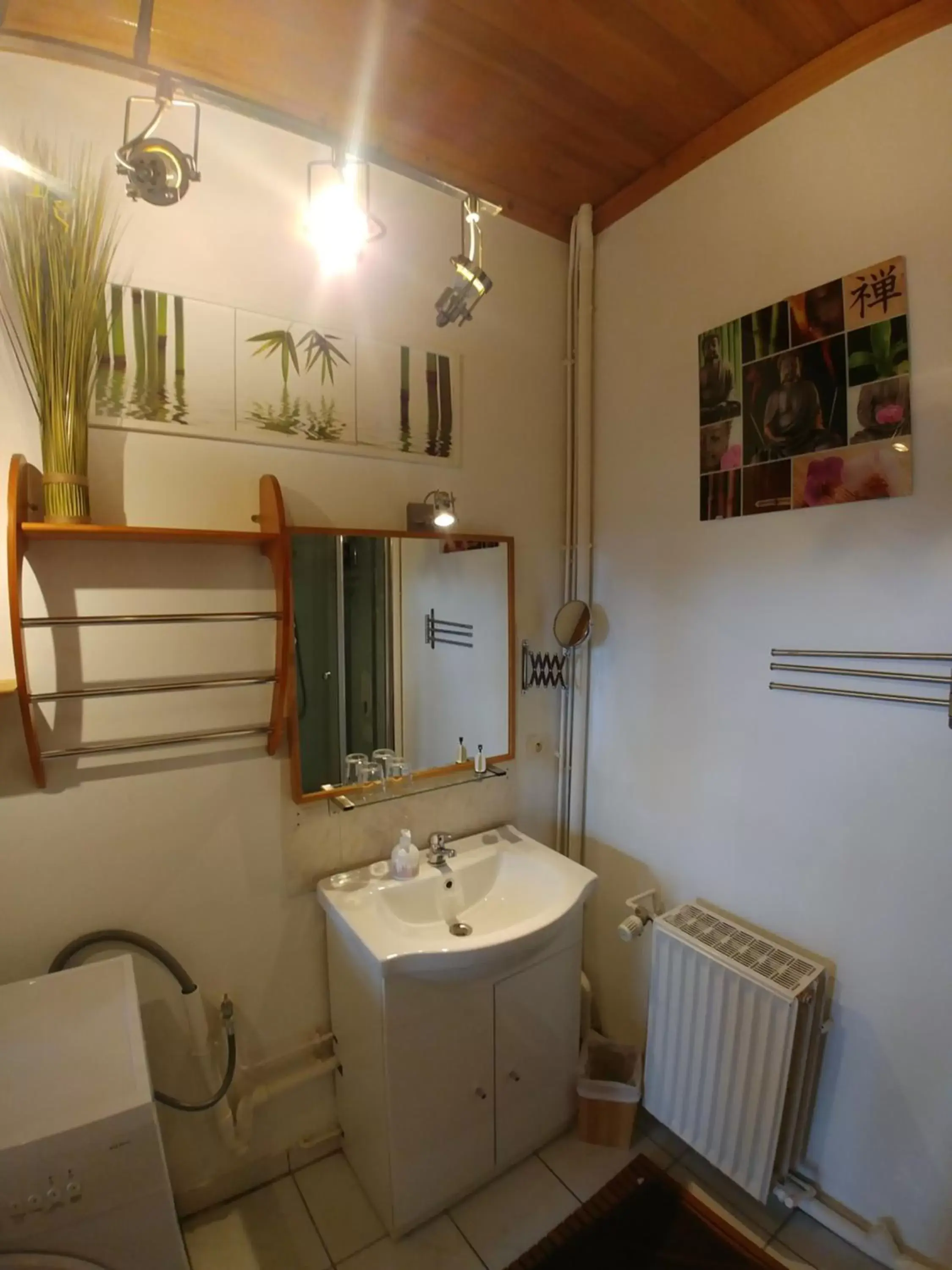 Bathroom in Manoir Le Cristal - Futuroscope a petit prix , grandes chambres familiales 5-6 personnes ,