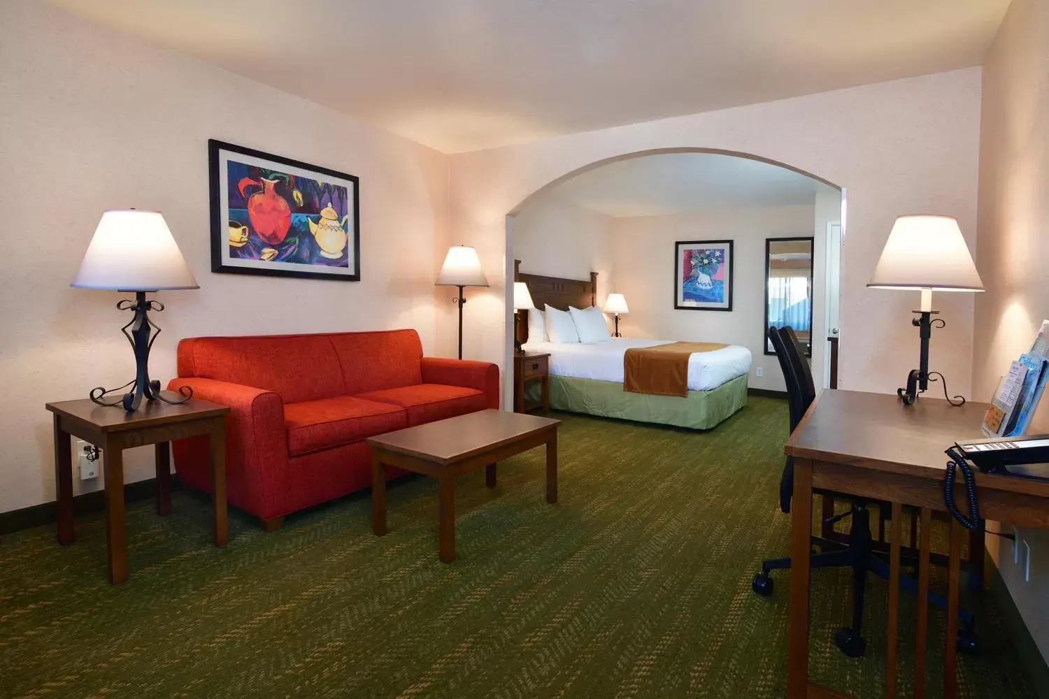 Bedroom, Seating Area in Lamplighter Inn & Suites at SDSU