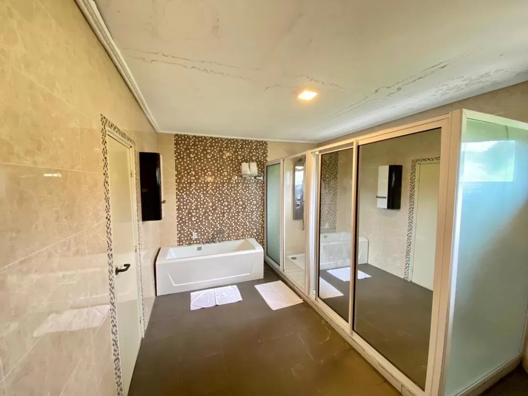 Shower in Fini Hotel Bobende