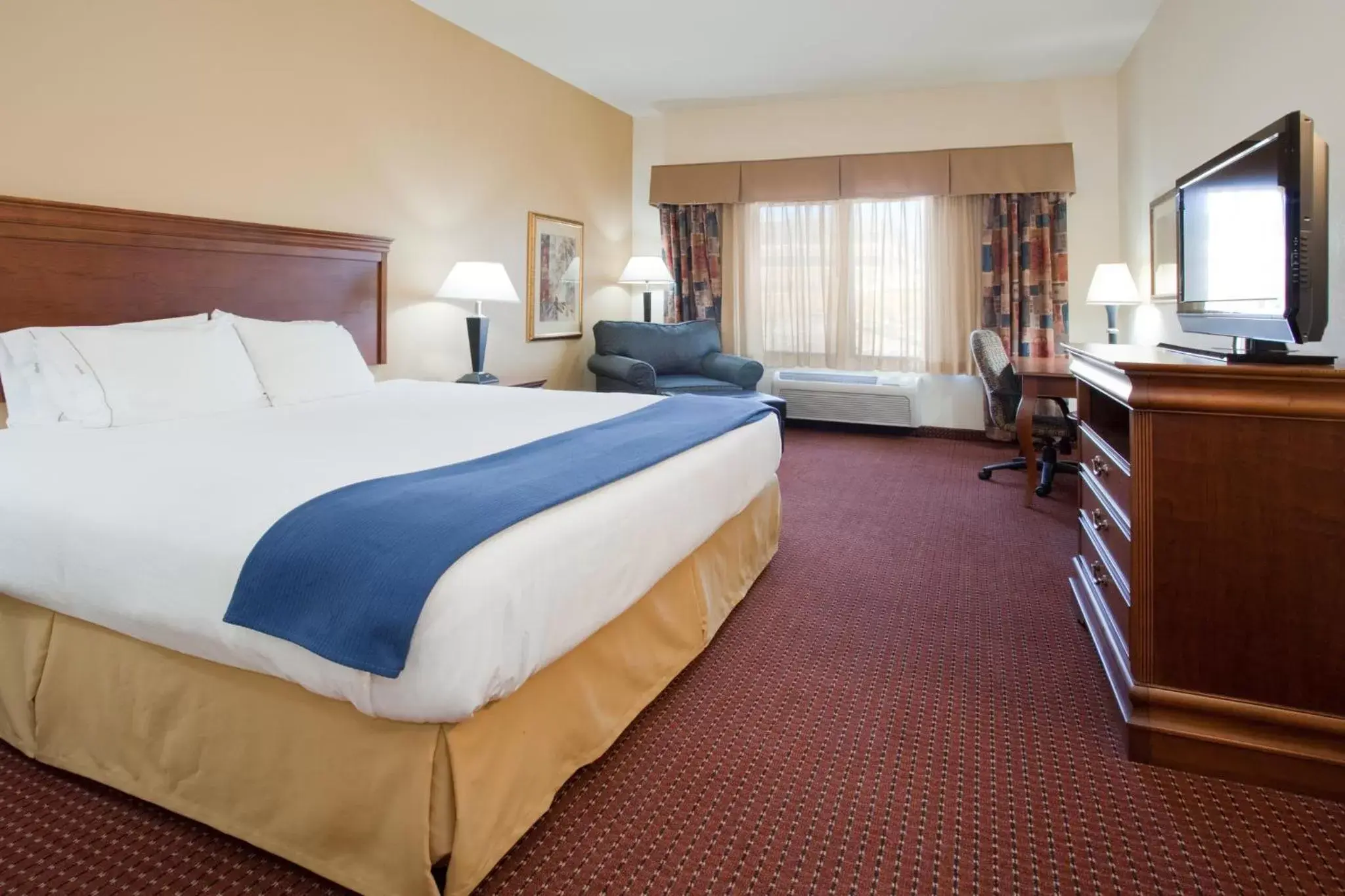 Photo of the whole room, Bed in Holiday Inn Express Airport East, an IHG Hotel