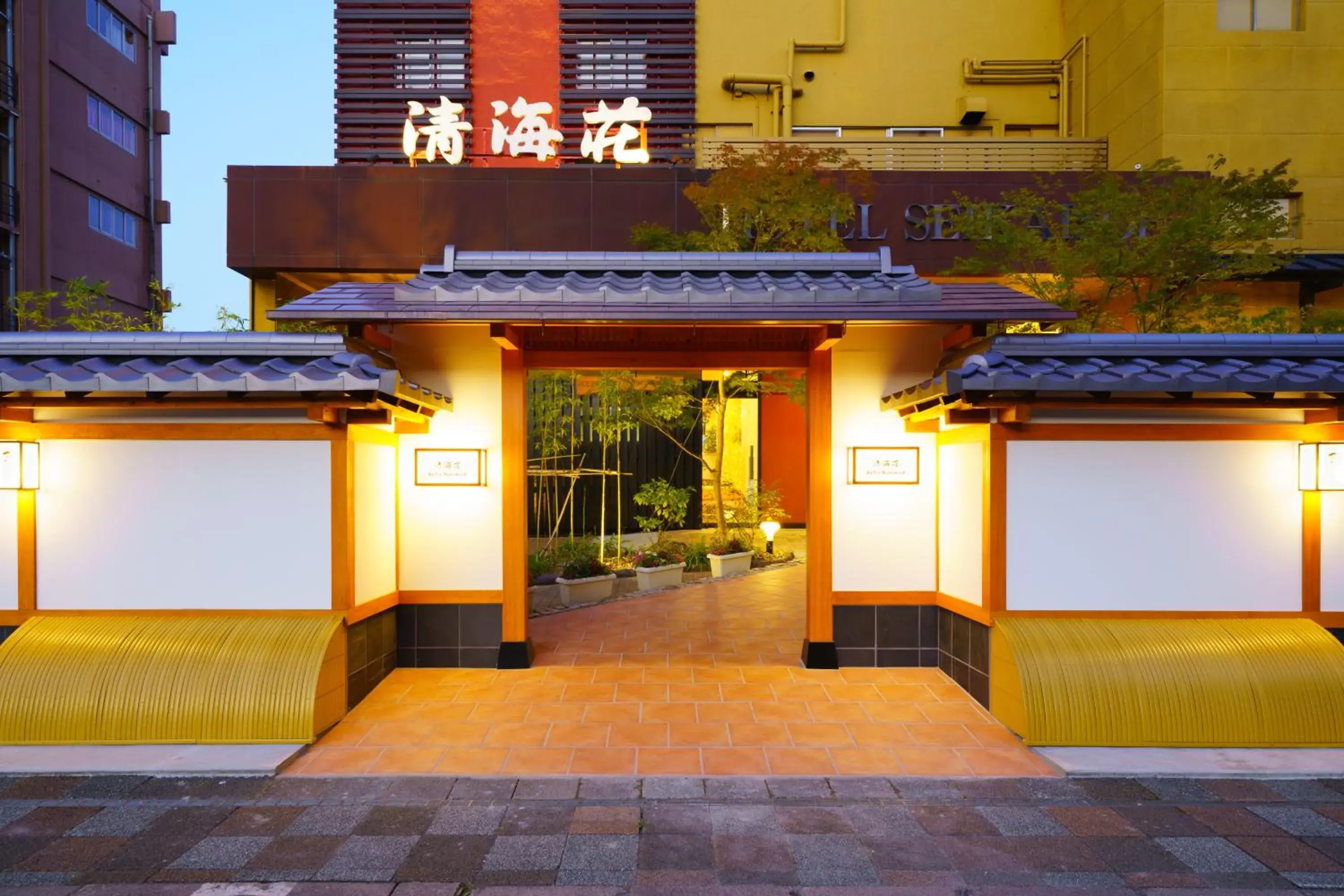 Facade/entrance in Tenku Yubo Seikaiso