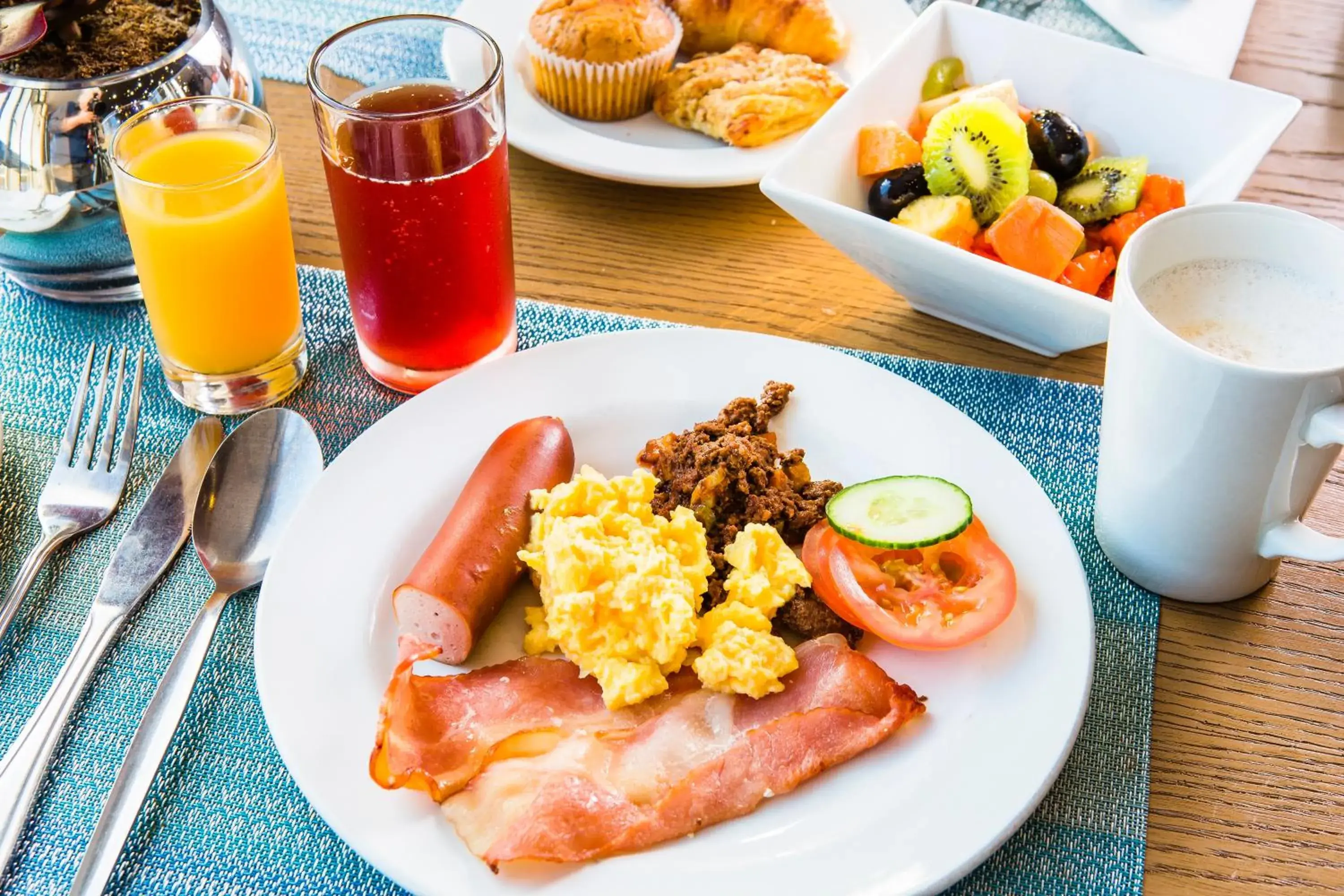 Restaurant/places to eat, Breakfast in Holiday Inn Express Sandton-Woodmead, an IHG Hotel