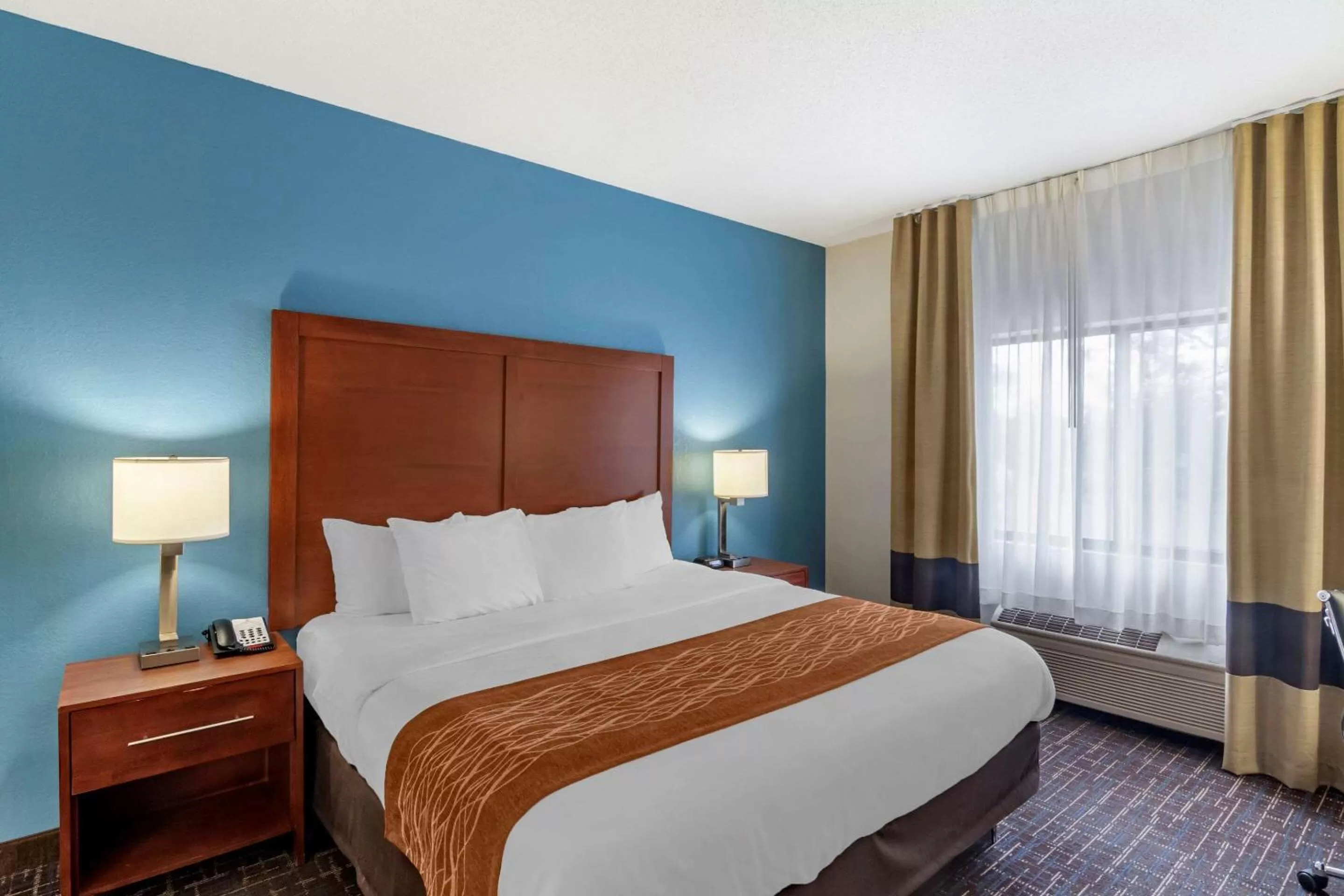 Photo of the whole room, Bed in Comfort Inn & Suites Lees Summit - Kansas City