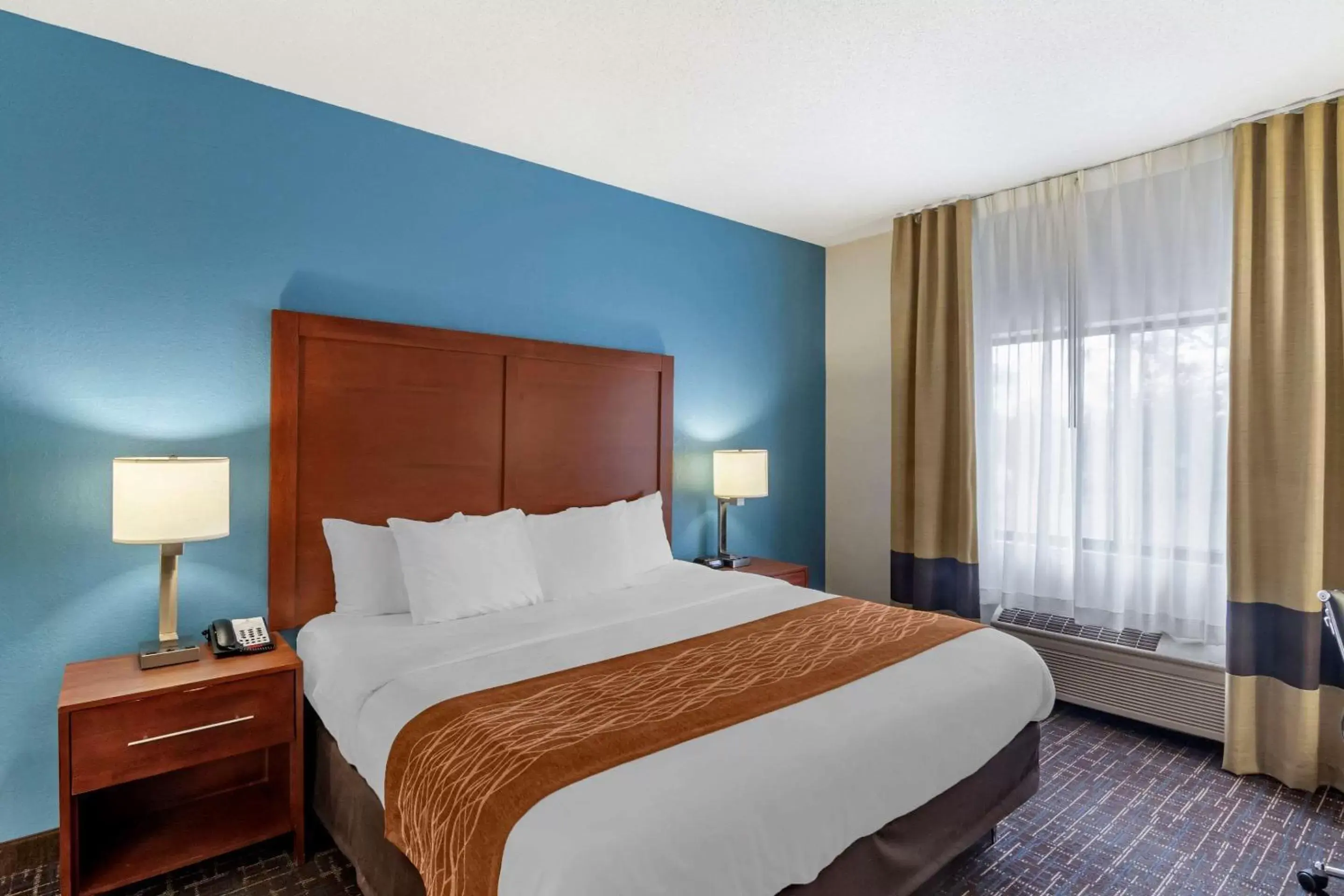 Photo of the whole room, Bed in Comfort Inn & Suites Lees Summit -Kansas City