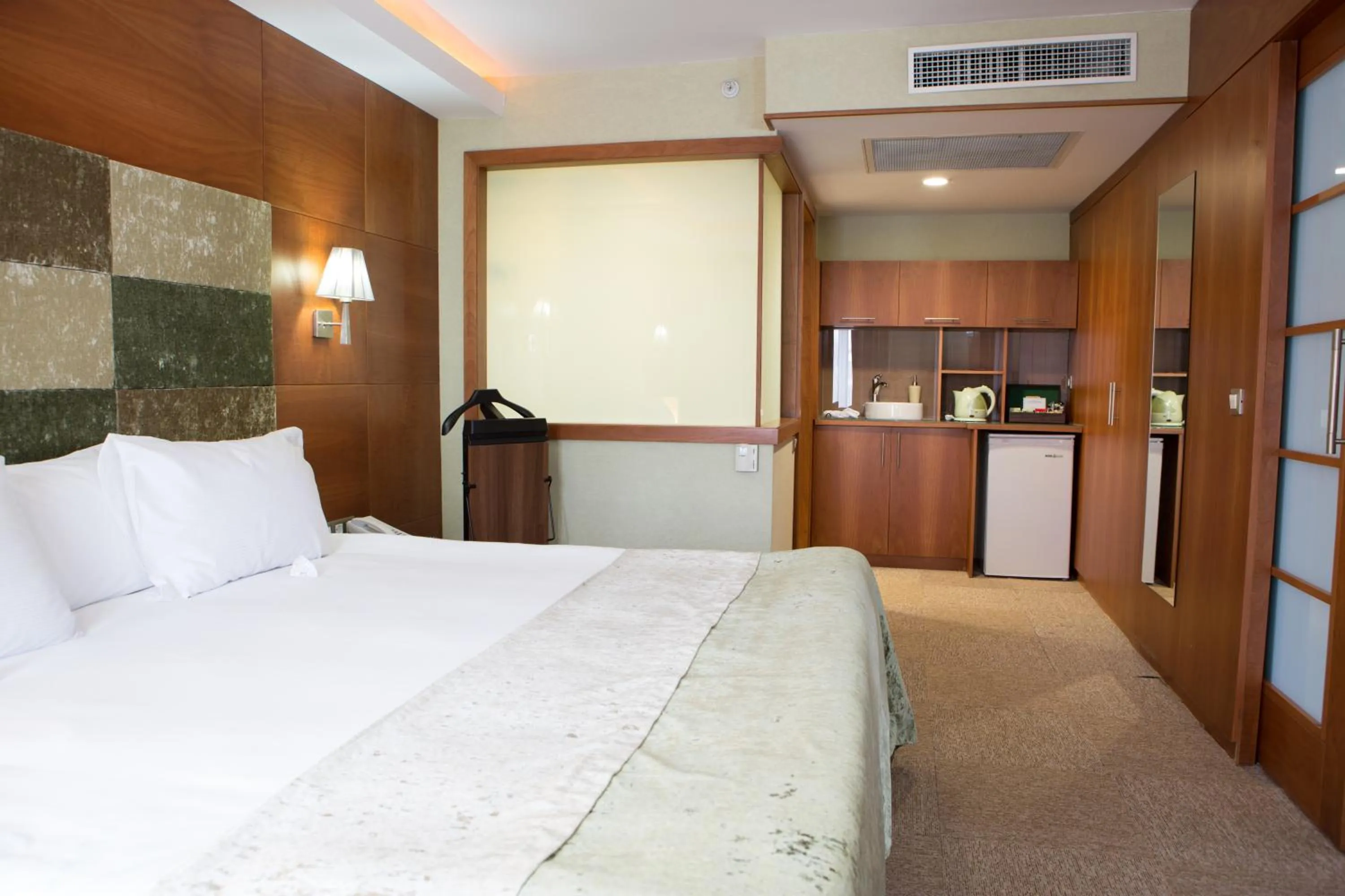 Photo of the whole room, Bed in Limak Ambassadore Hotel Ankara