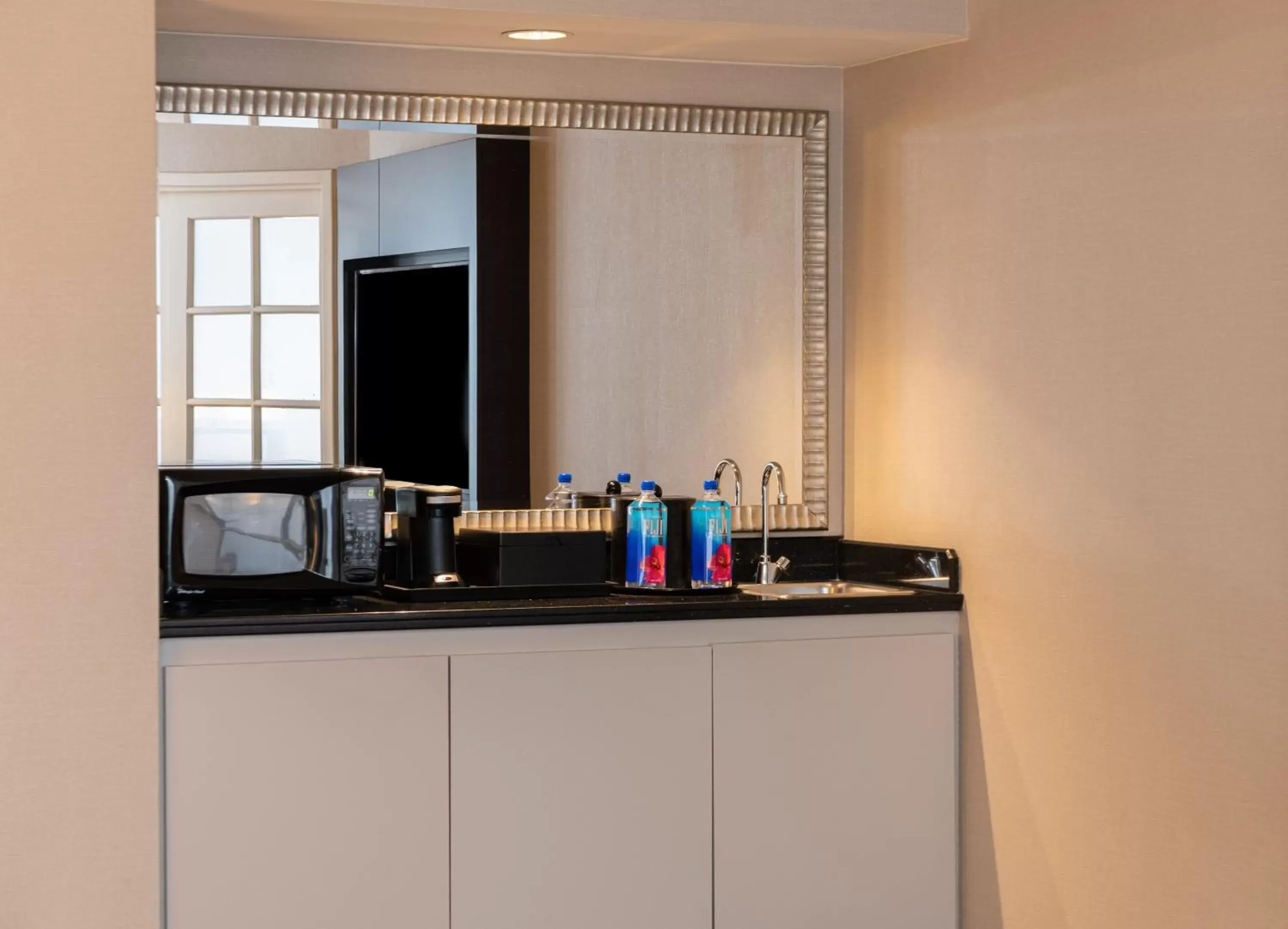 oven, Kitchen/Kitchenette in Chicago Marriott Suites Deerfield