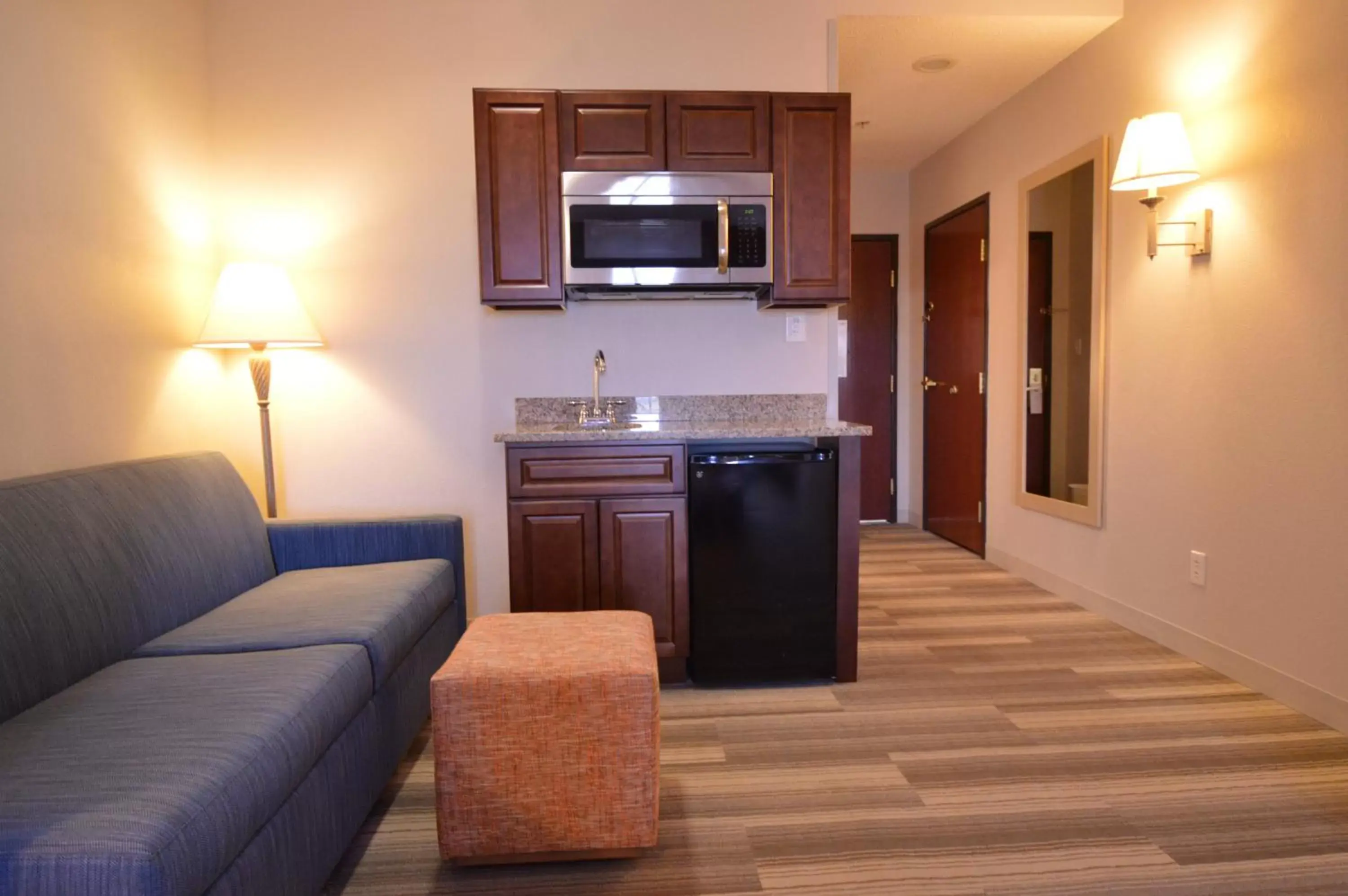 Photo of the whole room, Kitchen/Kitchenette in Holiday Inn Express Toledo-Oregon, an IHG Hotel