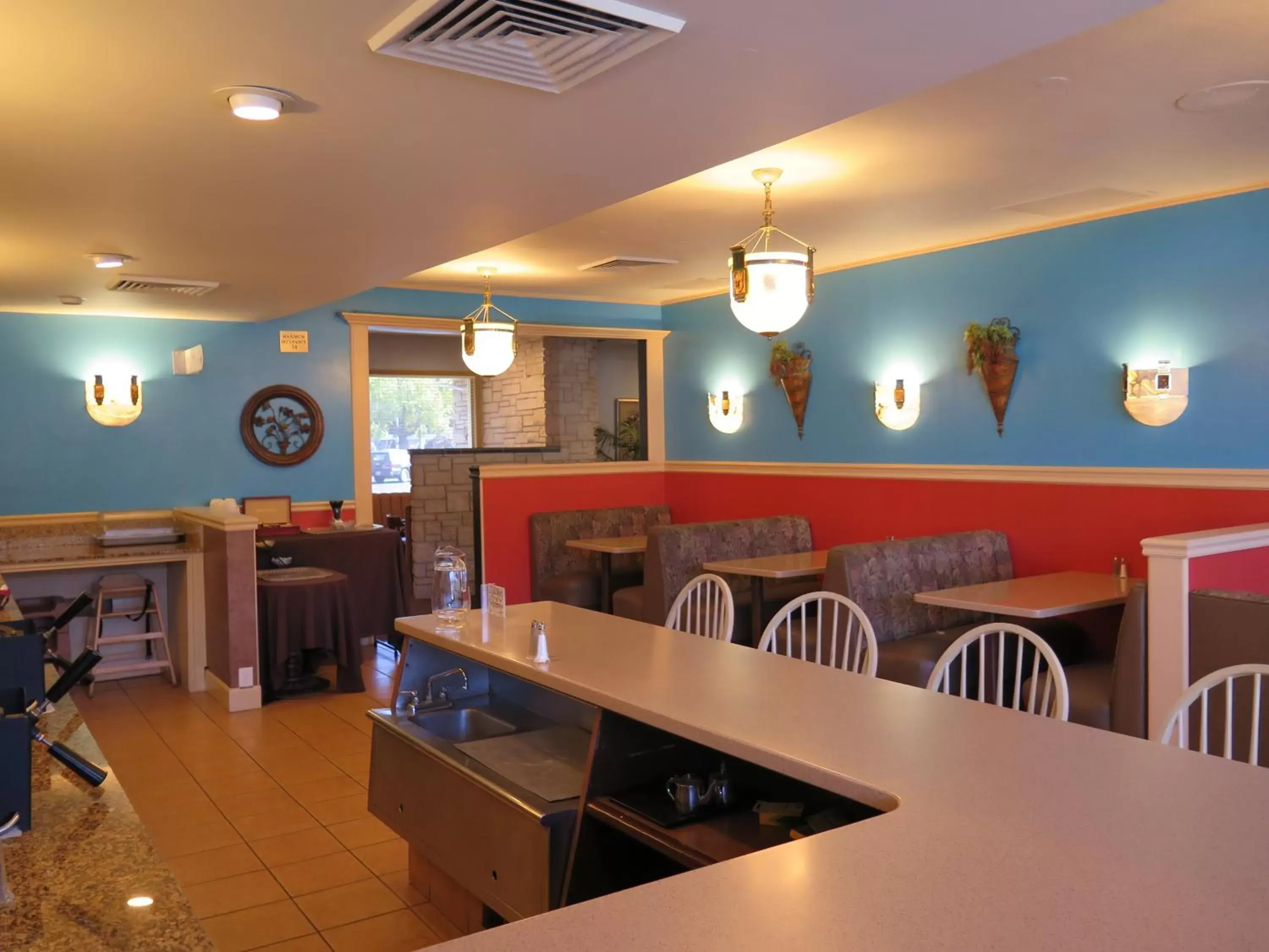 Lounge or bar, Restaurant/Places to Eat in Bonanza Inn and Suites