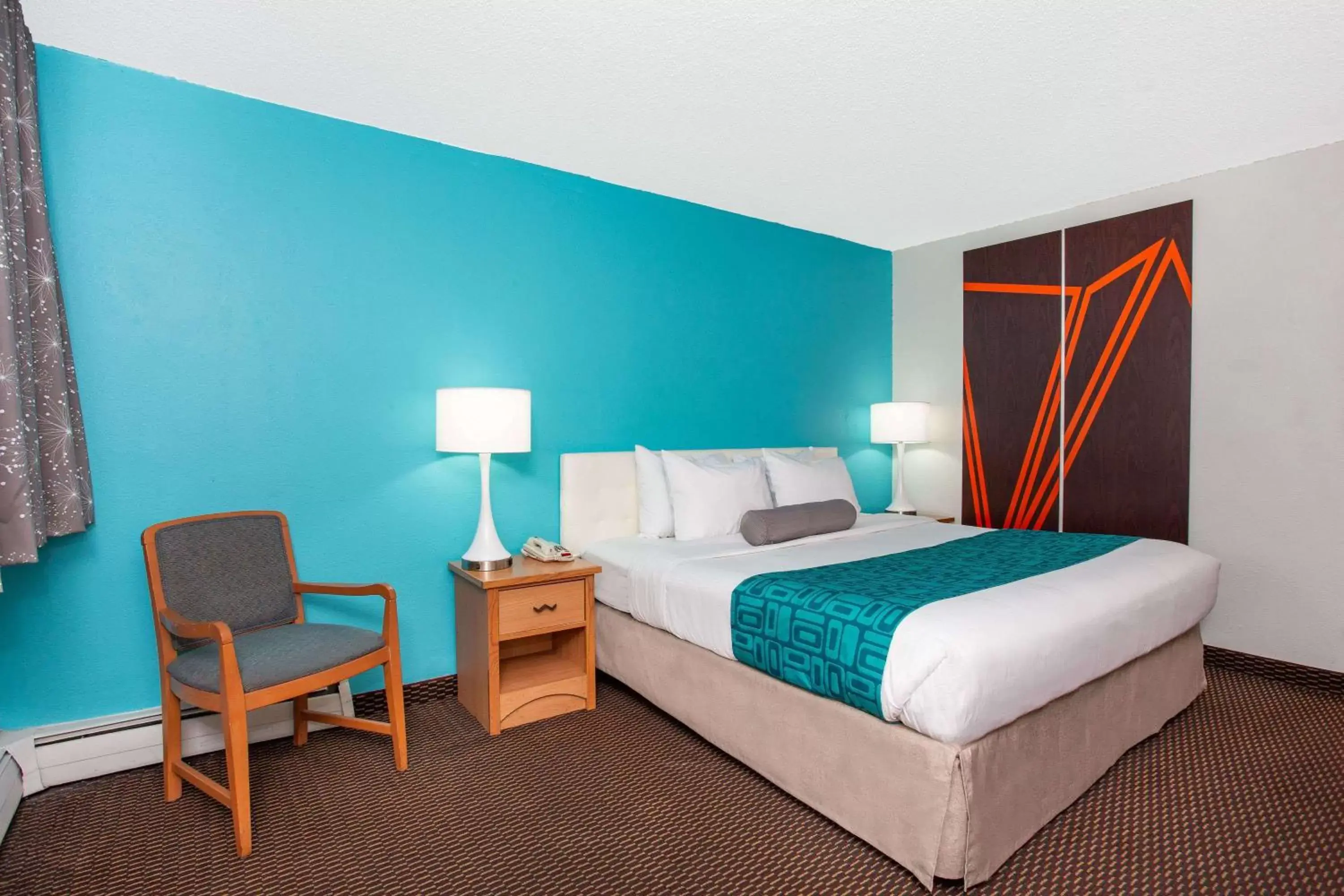 Photo of the whole room, Bed in Howard Johnson by Wyndham Colorado Springs