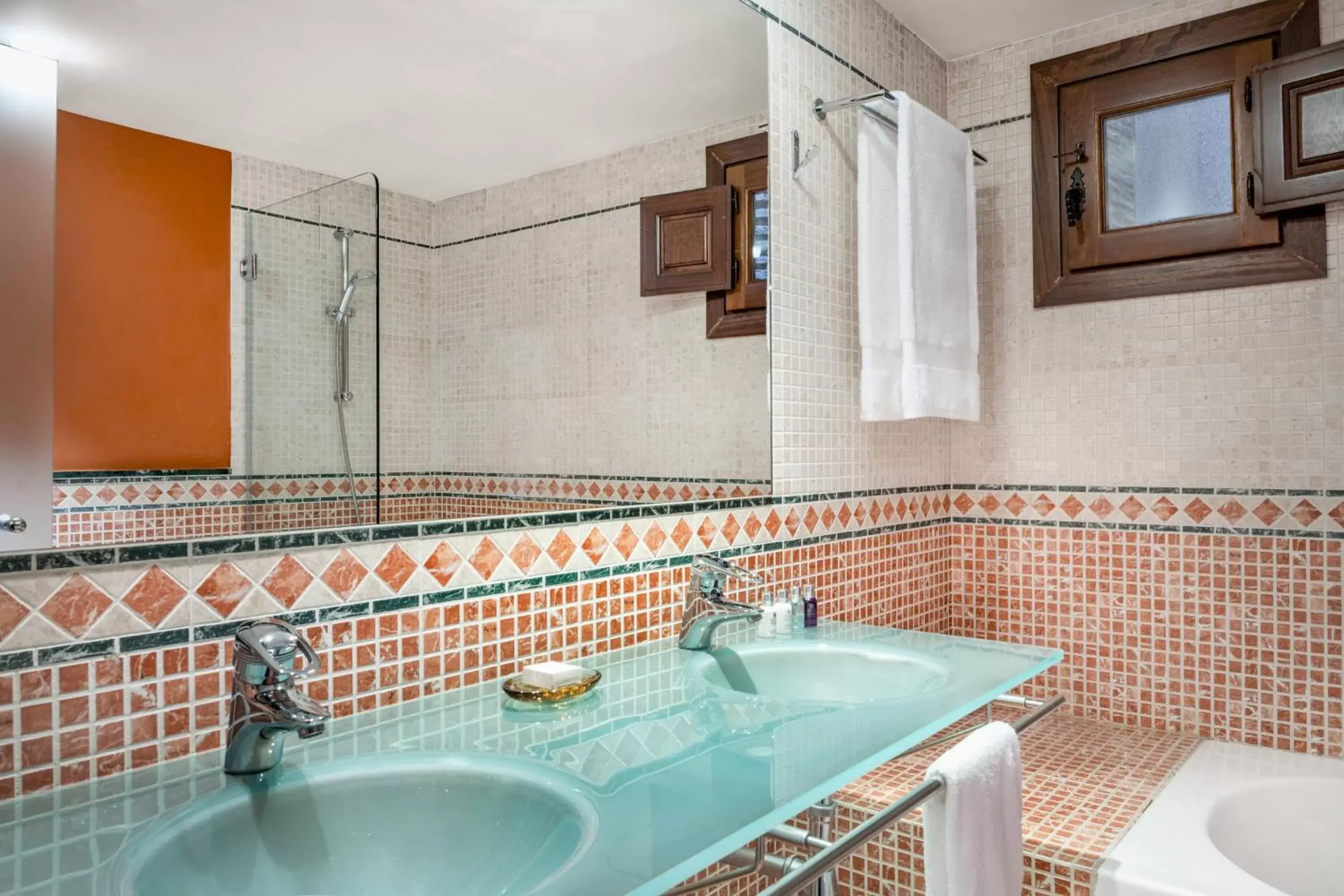 Bathroom in Hotel Palacio de Santa Paula, Autograph Collection