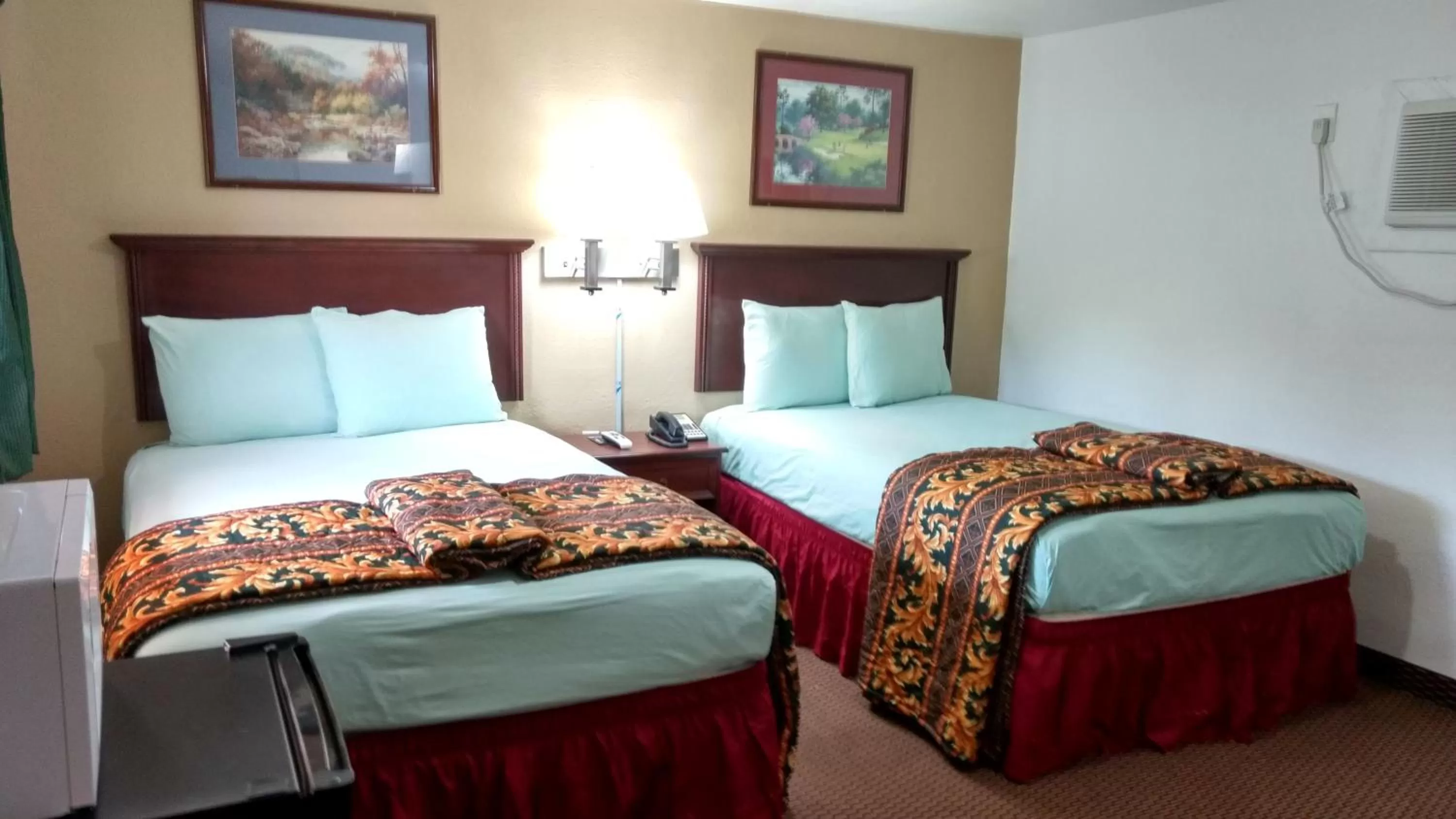 Bed in Budget Inn Hamilton