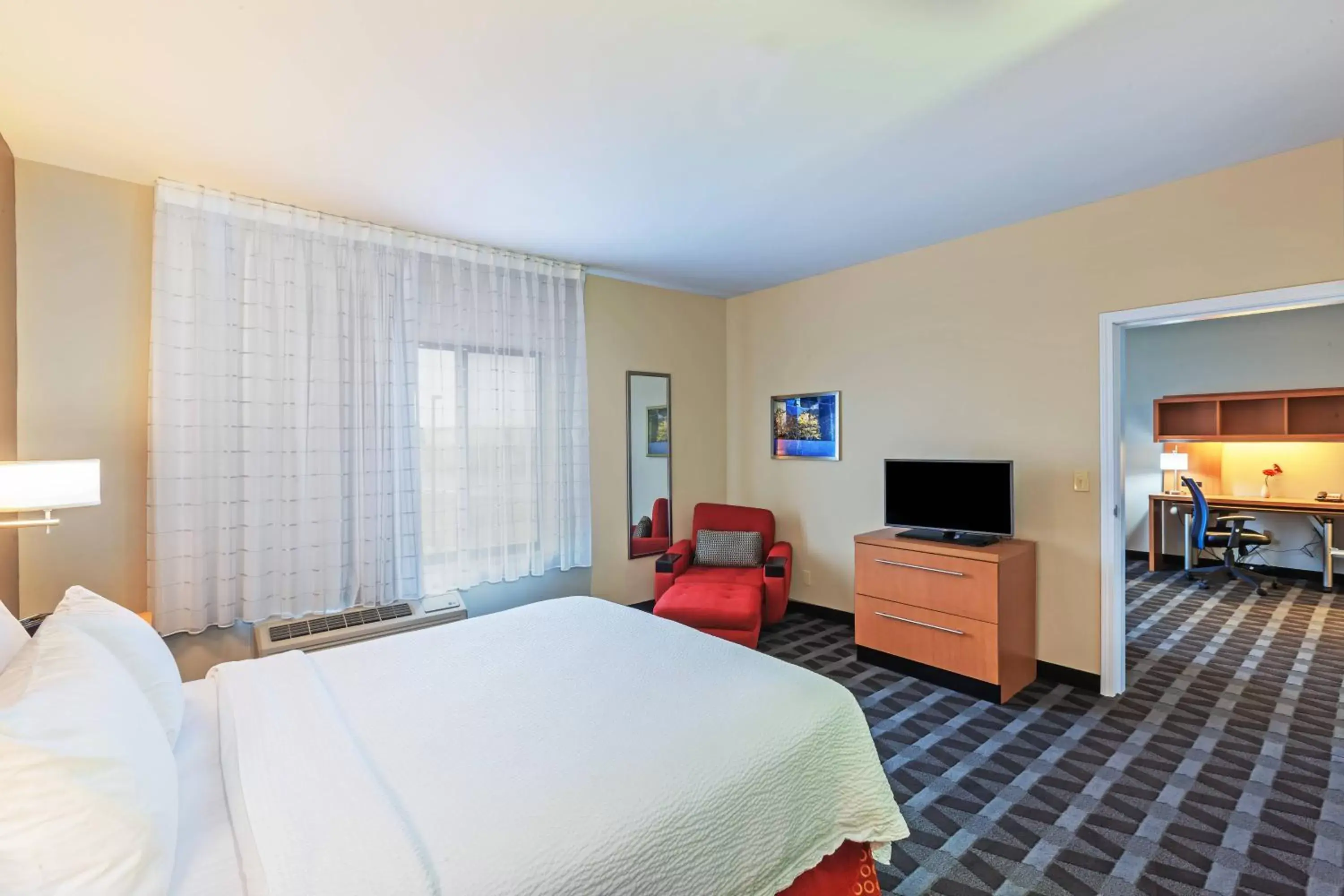 Bedroom, TV/Entertainment Center in TownePlace Suites by Marriott Tulsa North/Owasso