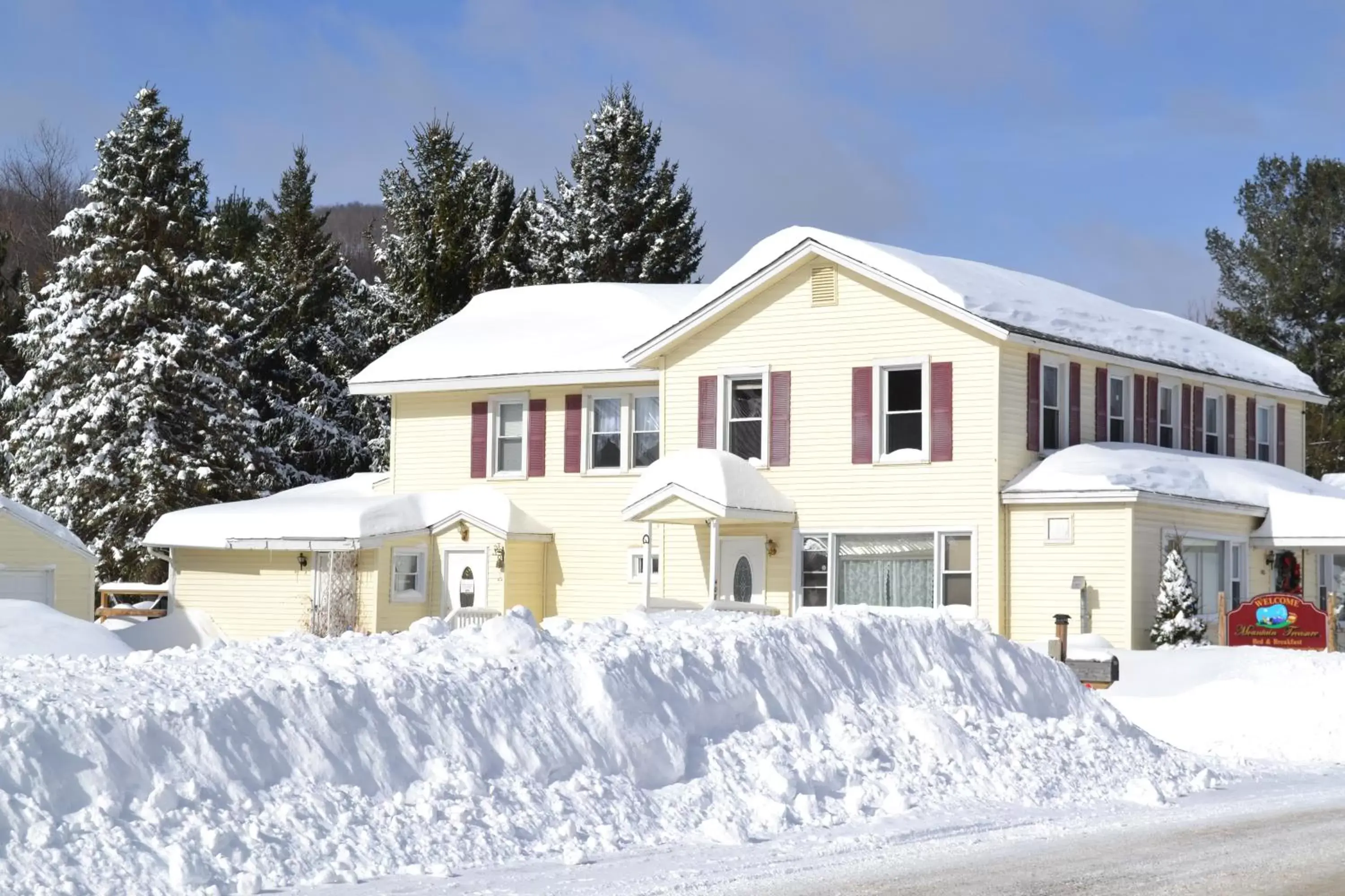 Property building, Winter in Mountain Treasure Bed and Breakfast